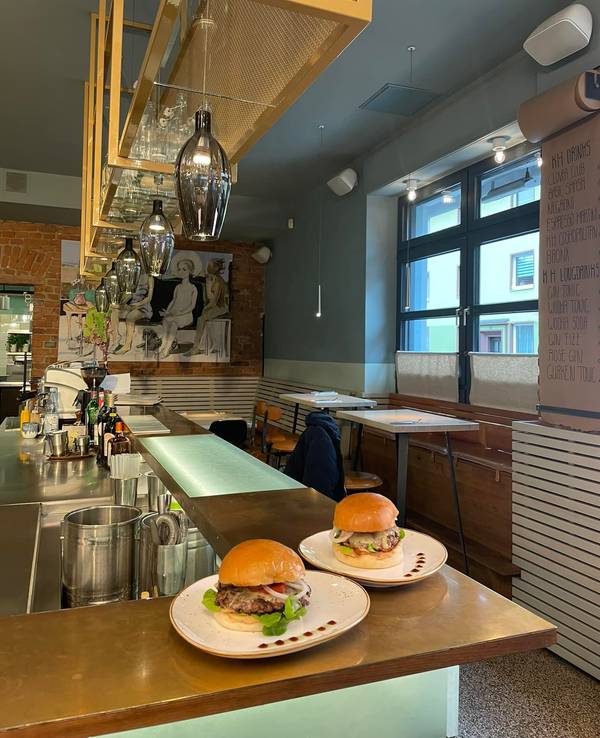 Zwei Burger stehen in einem Restaurant auf dem Tresen.