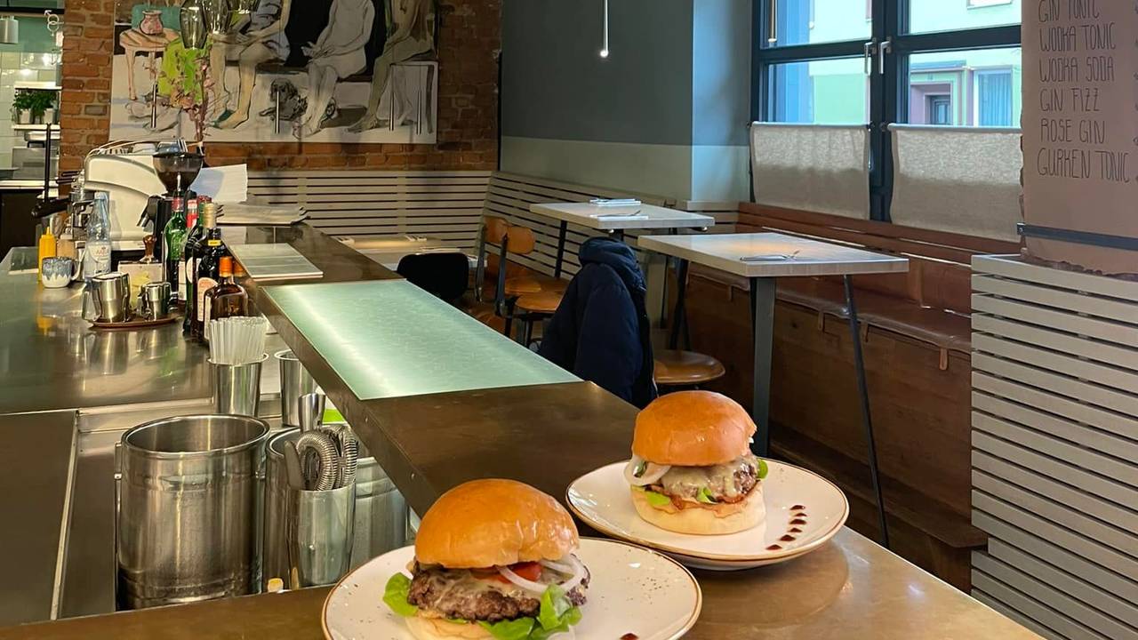 Zwei Burger stehen in einem Restaurant auf dem Tresen.