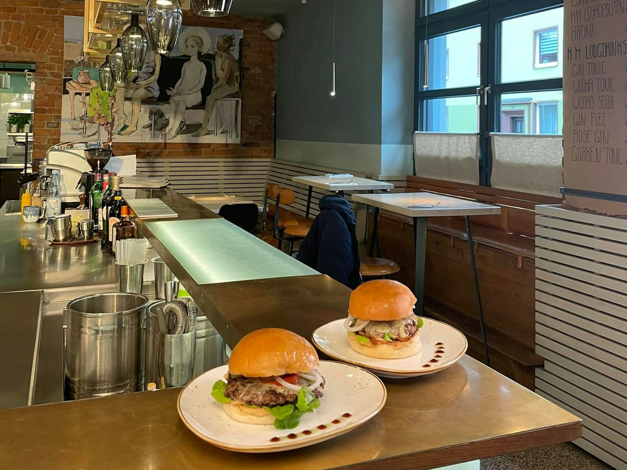 Zwei Burger stehen in einem Restaurant auf dem Tresen.