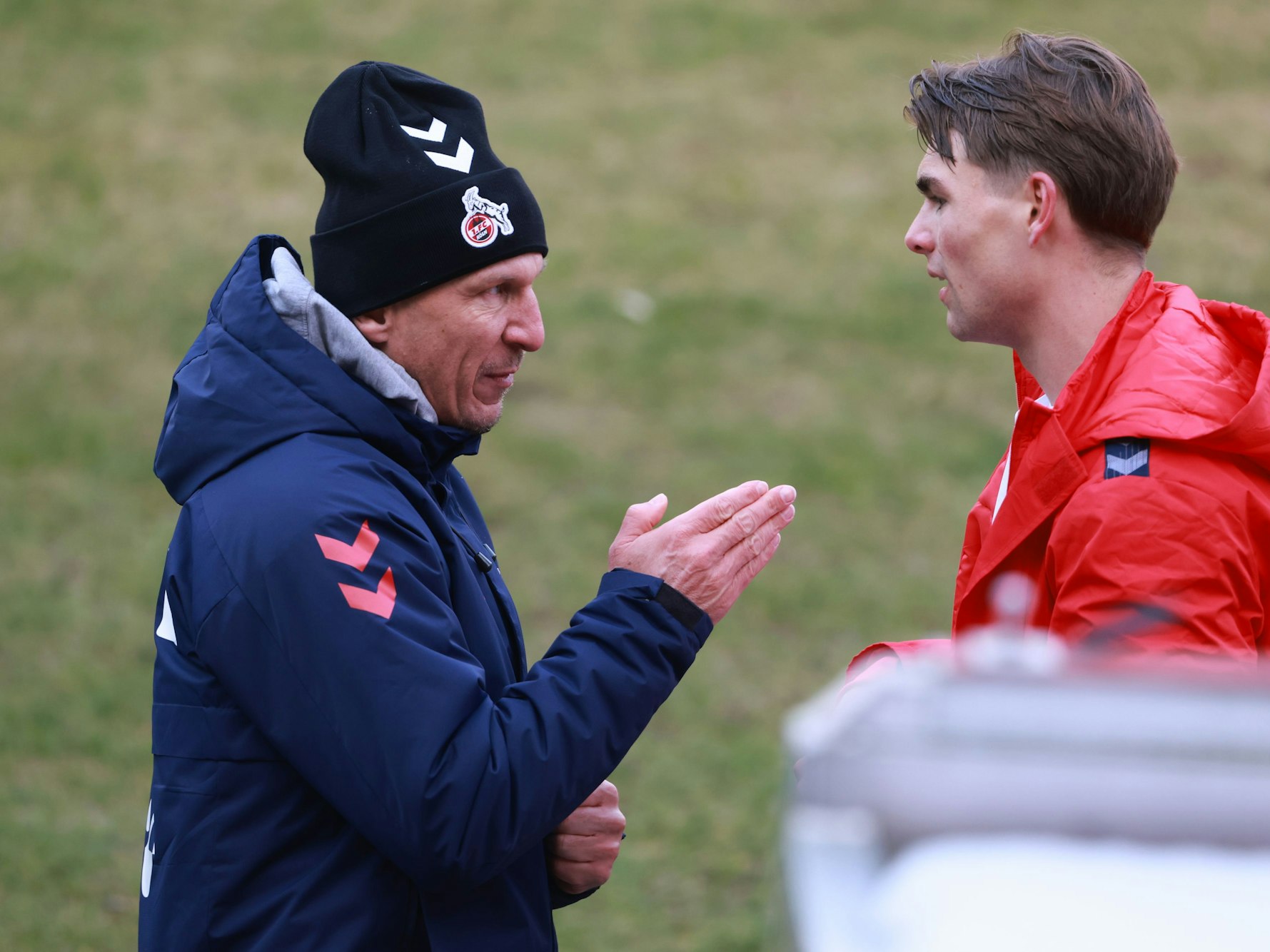 Gerhard Struber spricht mit Joel Schmied.