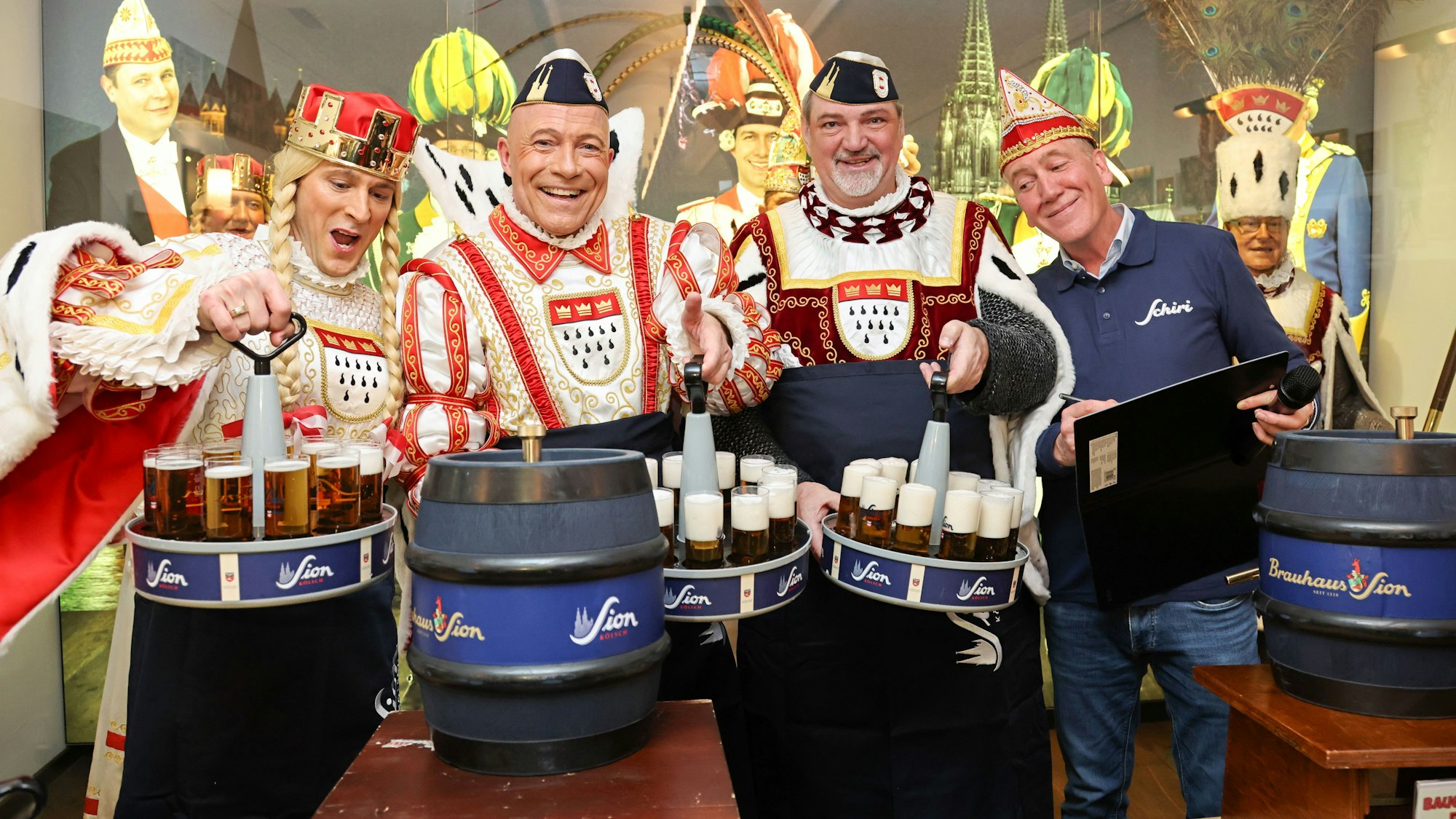 Jungfrau Marlis, Prinz René und Bauer Michael mit Schiedsrichter René Sion.