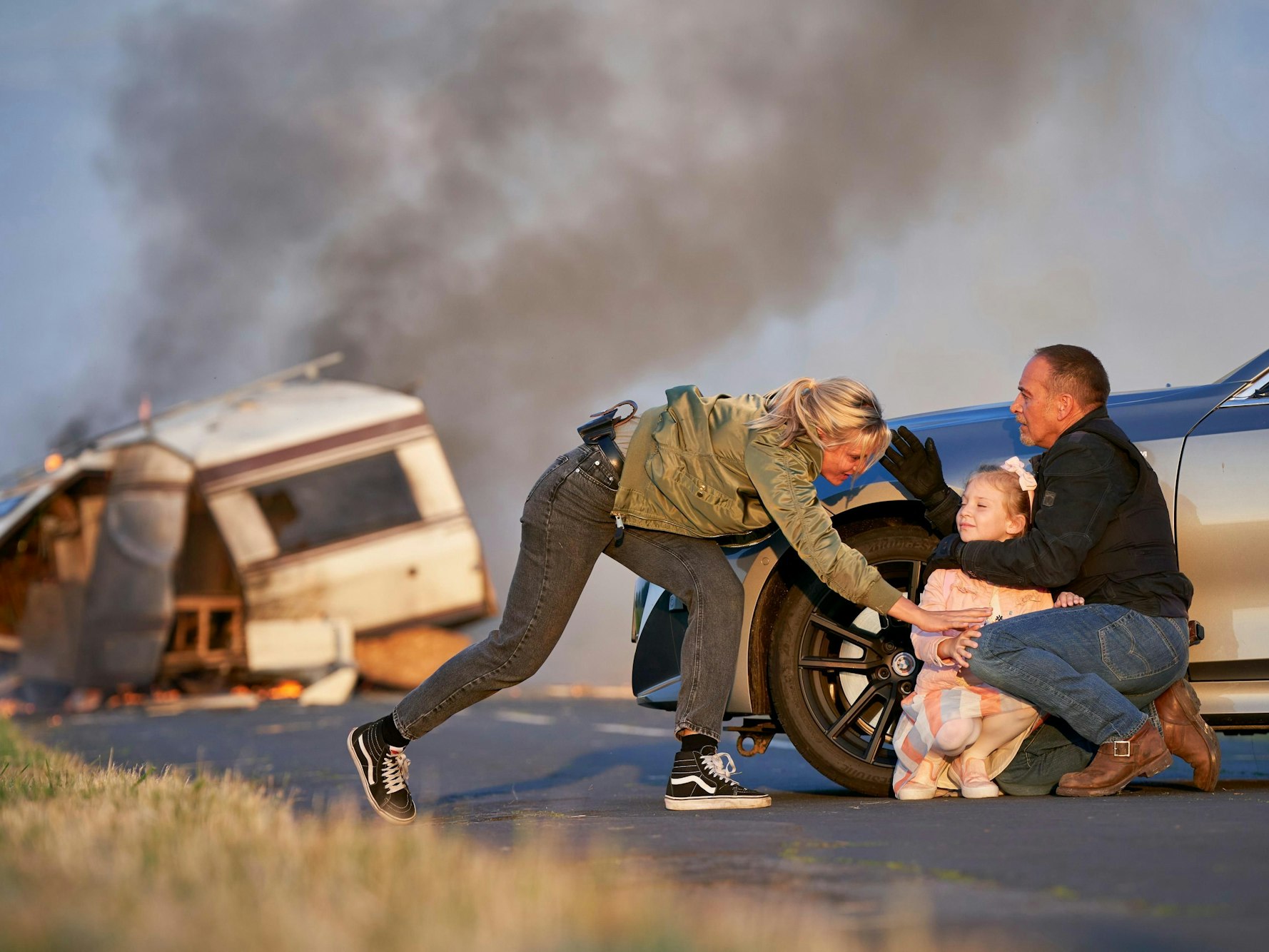 Brennende Vehikel auf der Autobahn – Standard bei „Alarm für Cobra11“. Hier retten Vicky (Pia Stutzenstein, l.) und Semir (Erdogan Atalay) die kleine Marie Siegel (Skyla Theissen) aus einem Wohnwagen.