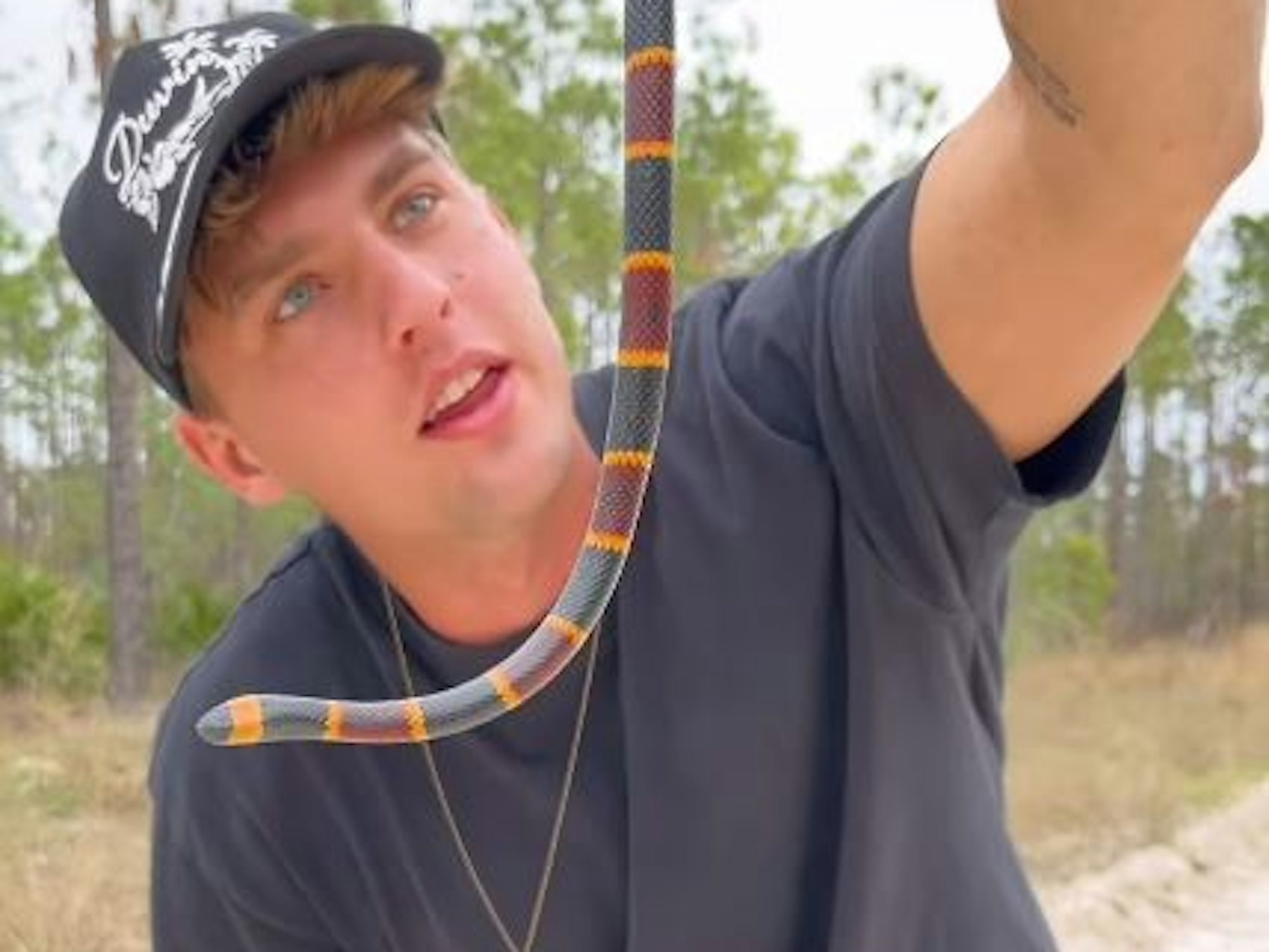 TikToker David Orin auf einem Foto vom 21. September 2024. Hier mit einer östlichen Korallenotter.