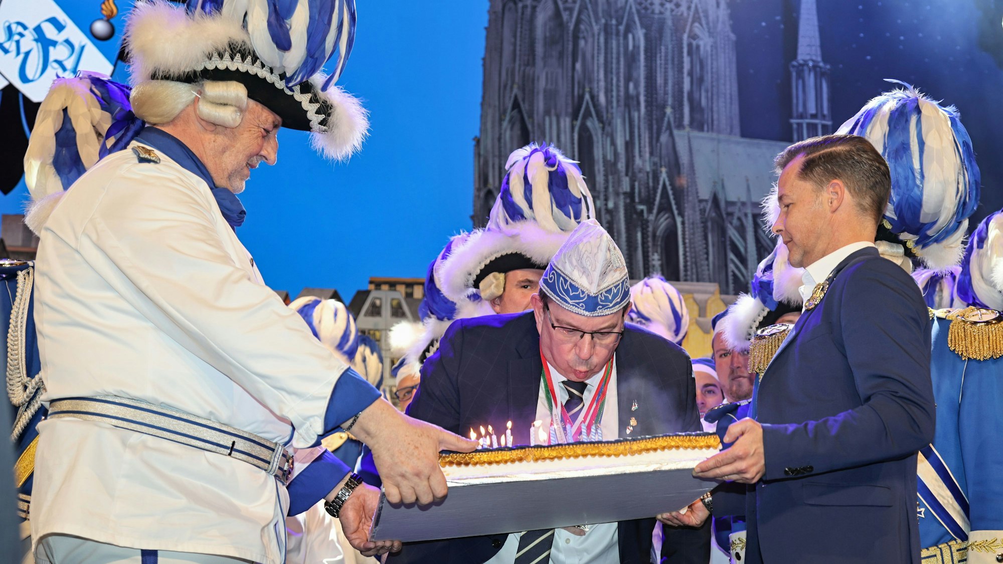 Ralf Nüsser bläst die Kerzen auf seiner Torte aus.