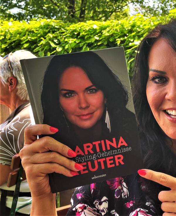 Martina Reuter, geboren in Wien, ist eine österreichische Fernsehmoderatorin und Modejournalistin. Seit August 2022 gehört sie zum Moderationsteam vom Sat1 -Frühstücksfernsehen