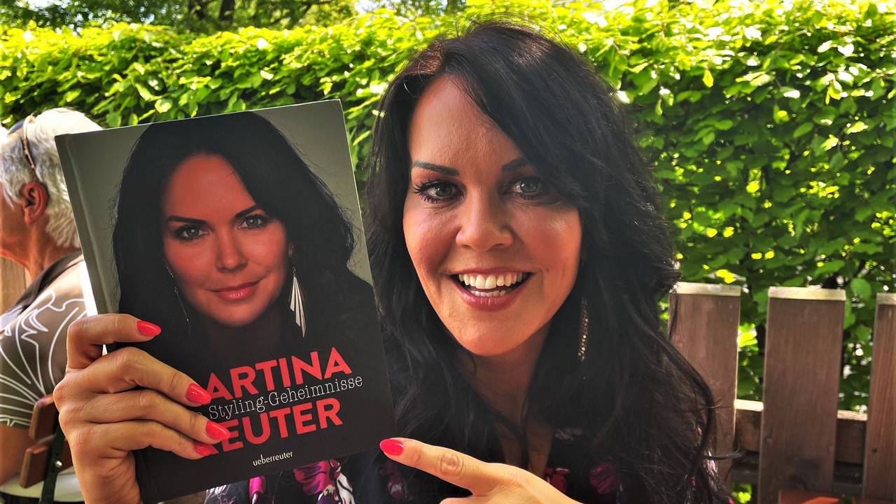 Martina Reuter, geboren in Wien, ist eine österreichische Fernsehmoderatorin und Modejournalistin. Seit August 2022 gehört sie zum Moderationsteam vom Sat1 -Frühstücksfernsehen