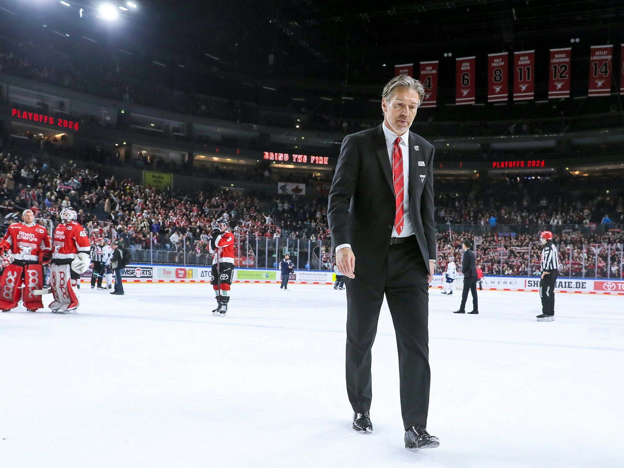 Uwe Krupp geht enttäuscht vom Eis.