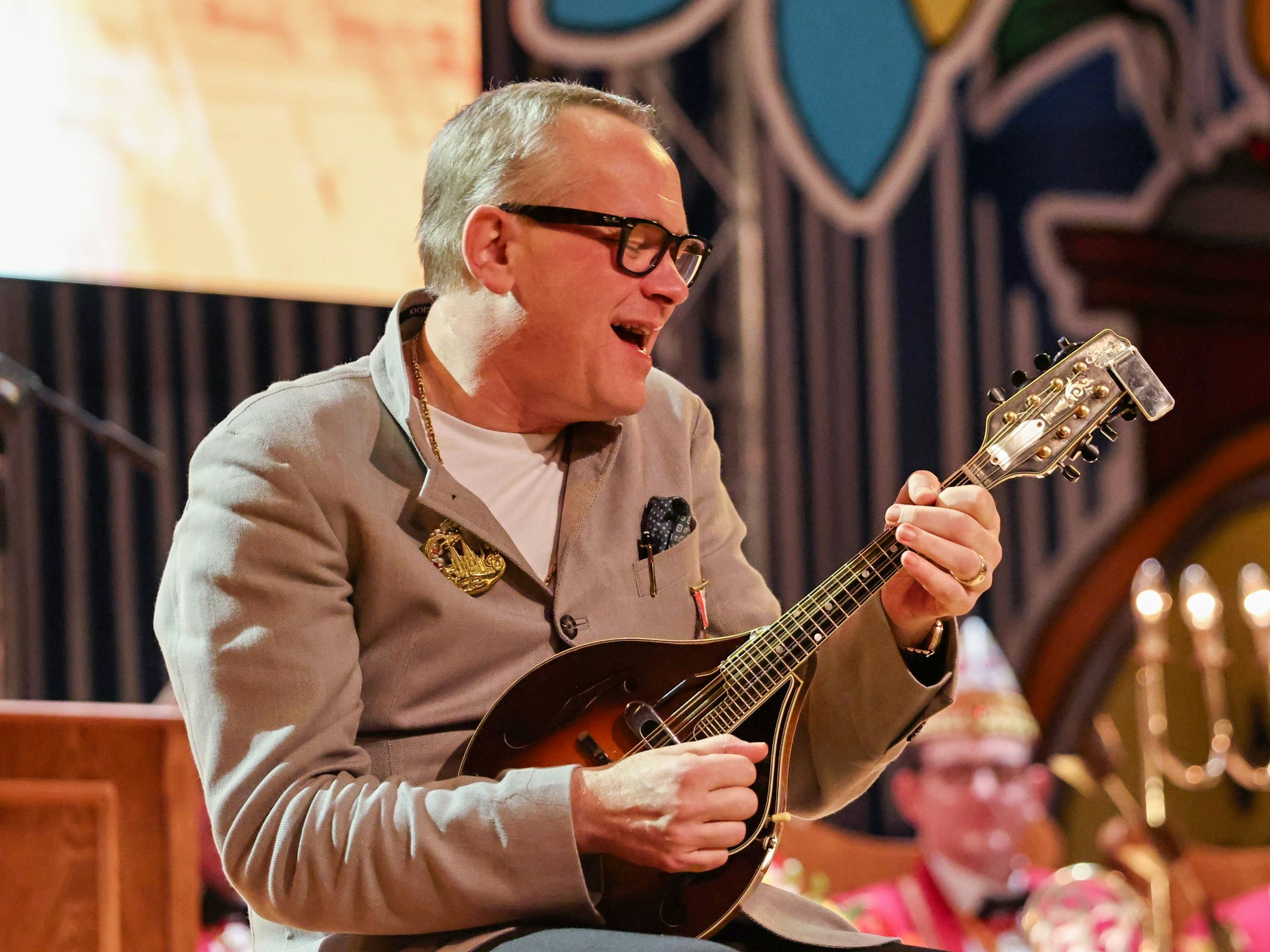 JP Weber mit seiner Flitsch auf der Bühne.