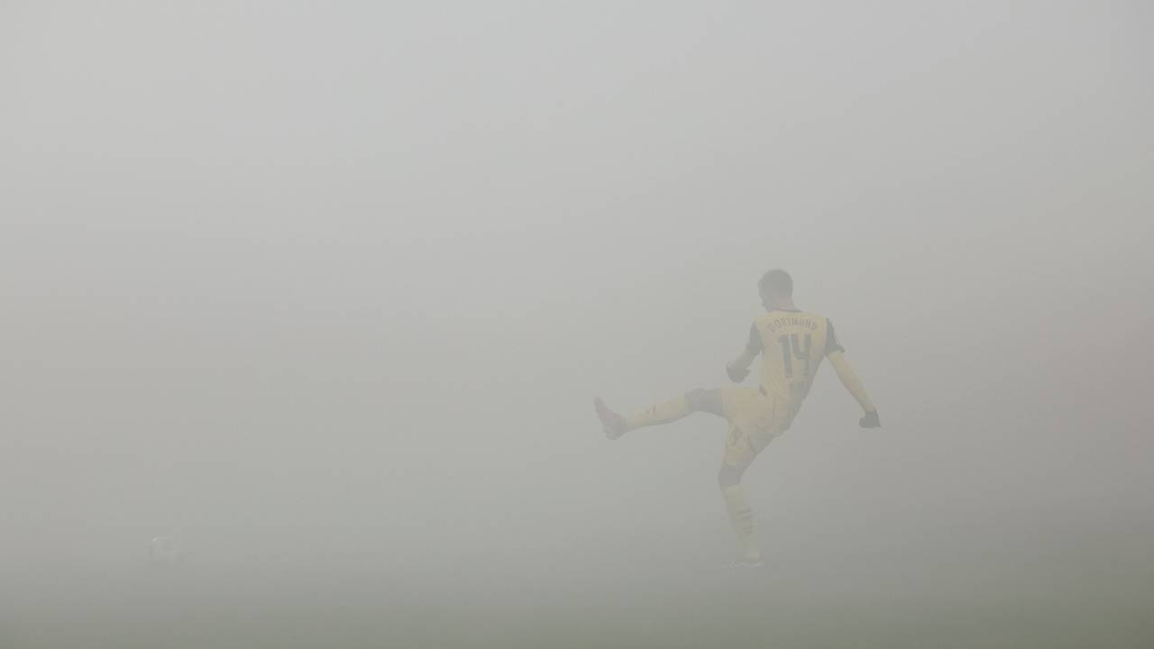 Dortmund-Profi Maximilian Beier passt den Ball im Auswärtsspiel bei Holstein Kiel. Der Platz ist in dicken Nebel gehüllt.