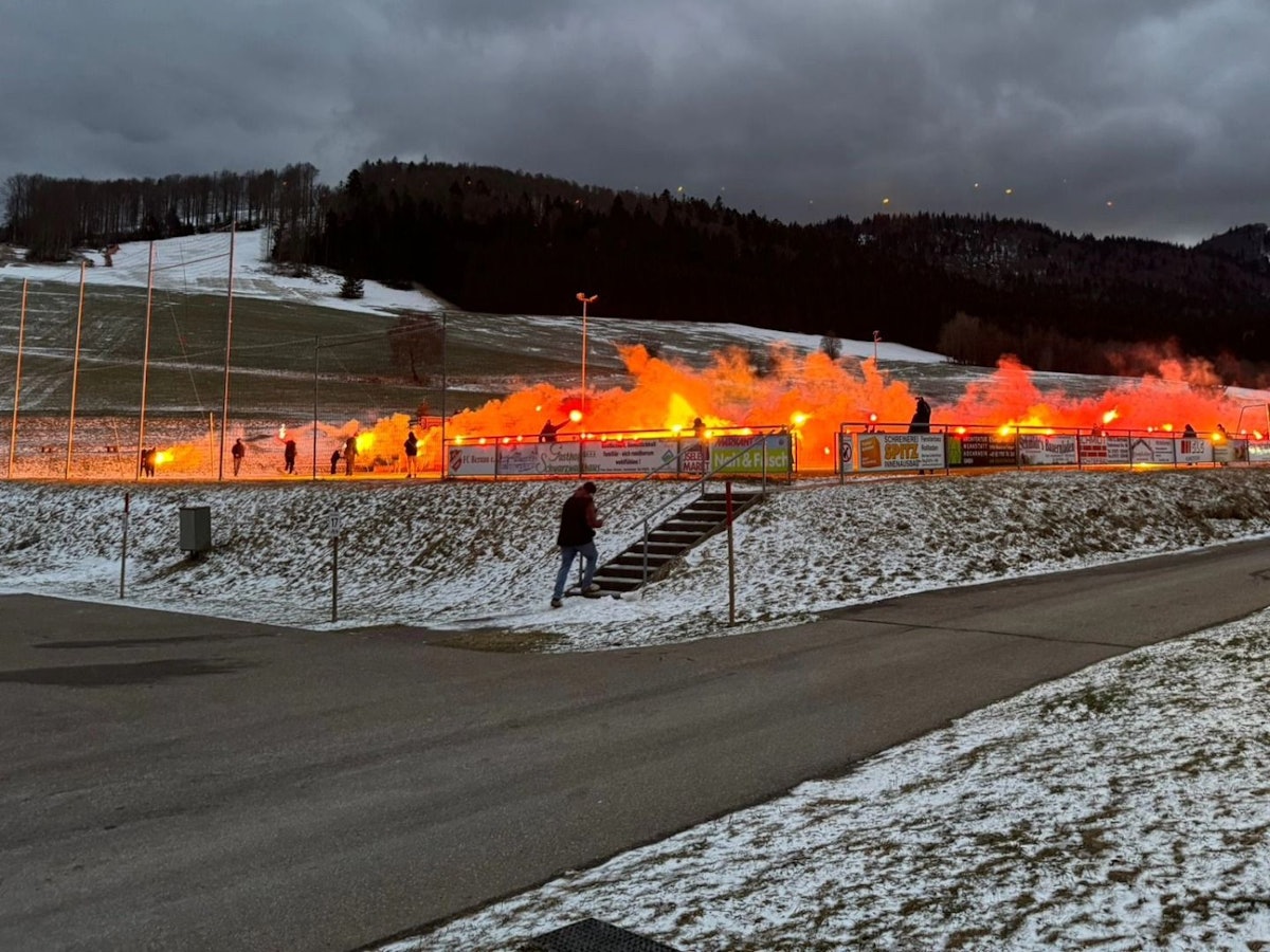 Ultras aus Marokko zündeten am Samstag (11. Januar 2025) massiv Pyrotechnik auf dem Sportplatz des FC Bernau.