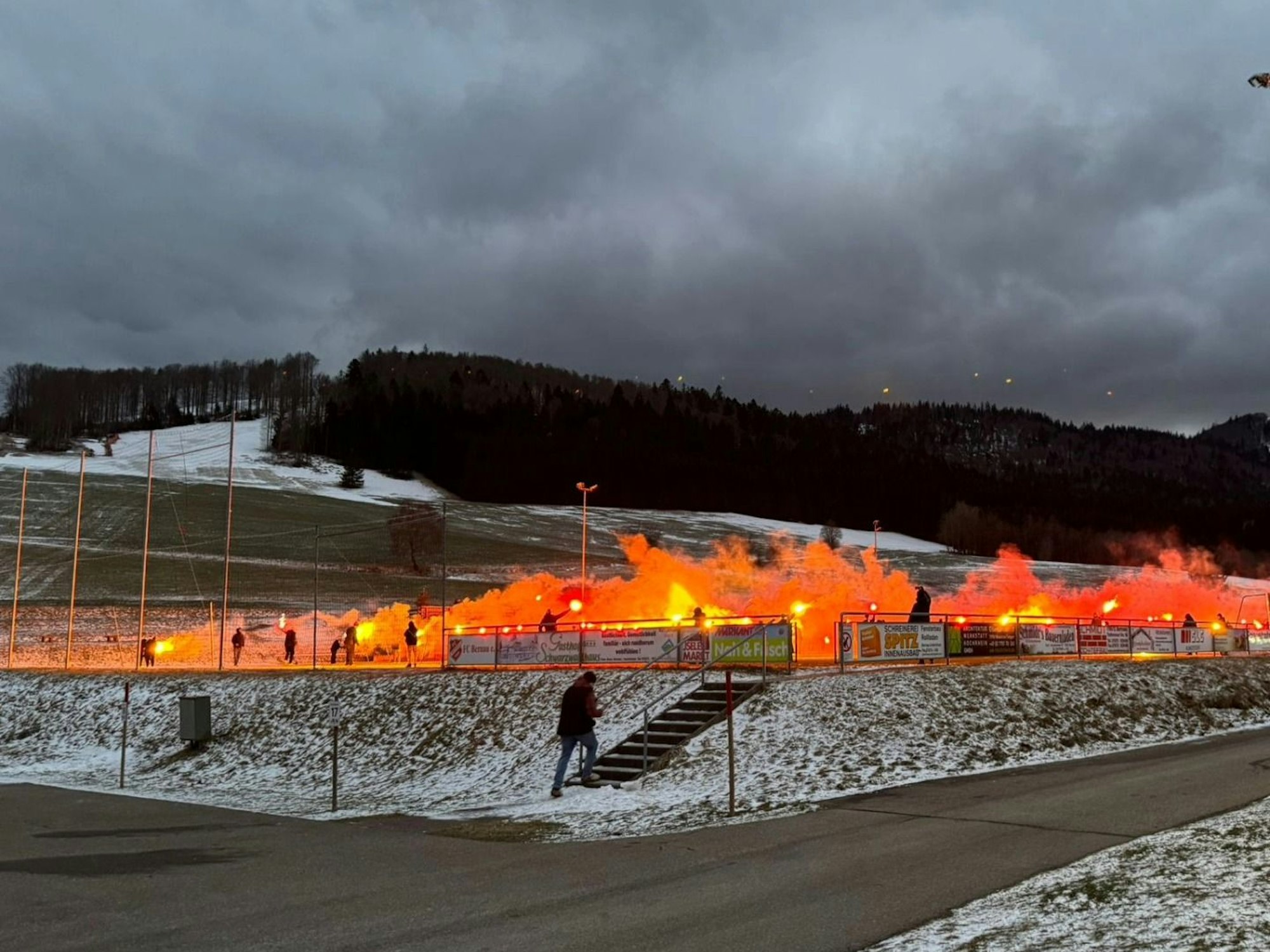 Ultras aus Marokko zündeten am Samstag (11. Januar 2025) massiv Pyrotechnik auf dem Sportplatz des FC Bernau.