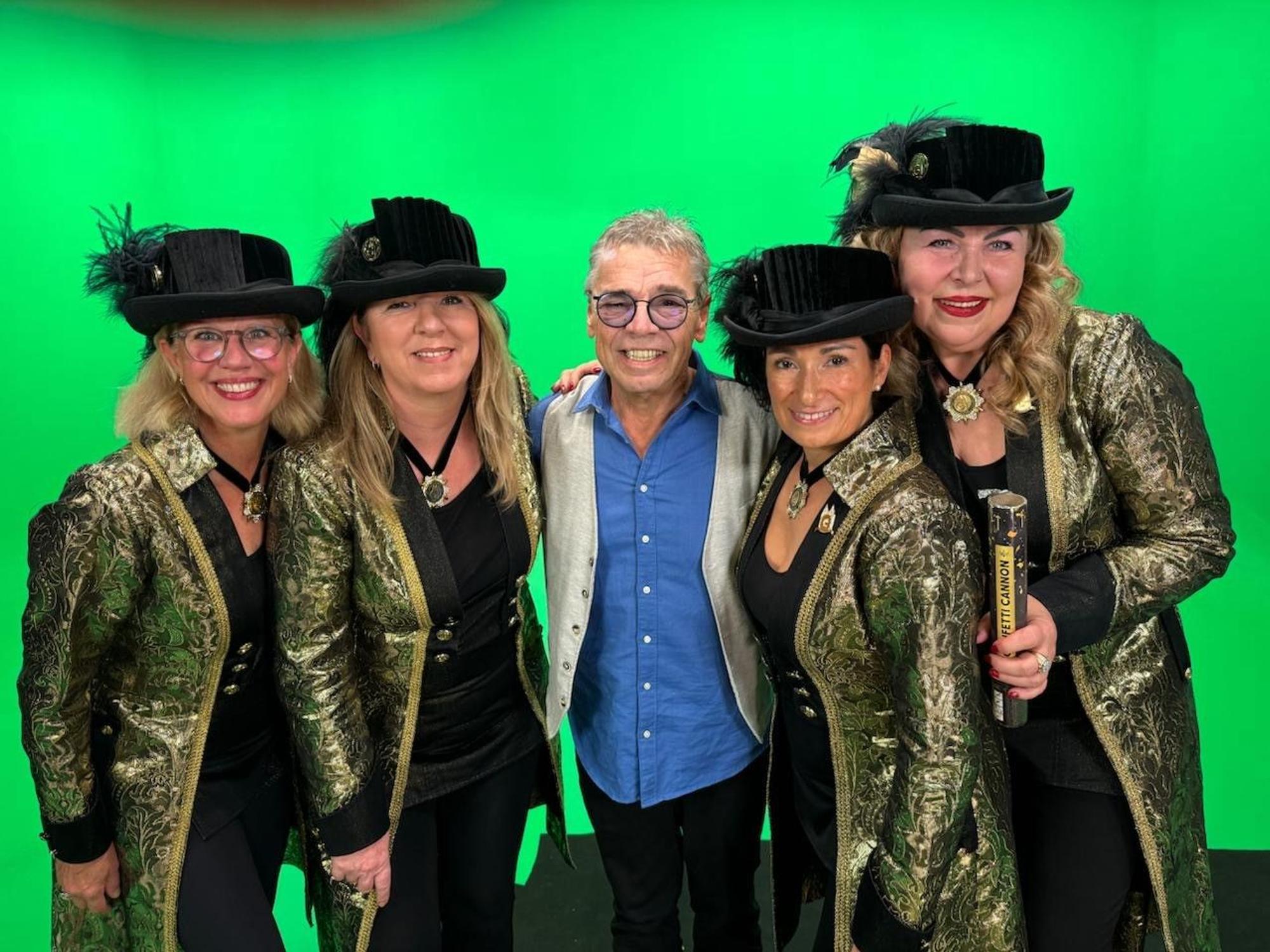 Micky Brühl mit vier Frauen der KG Goldmarie.