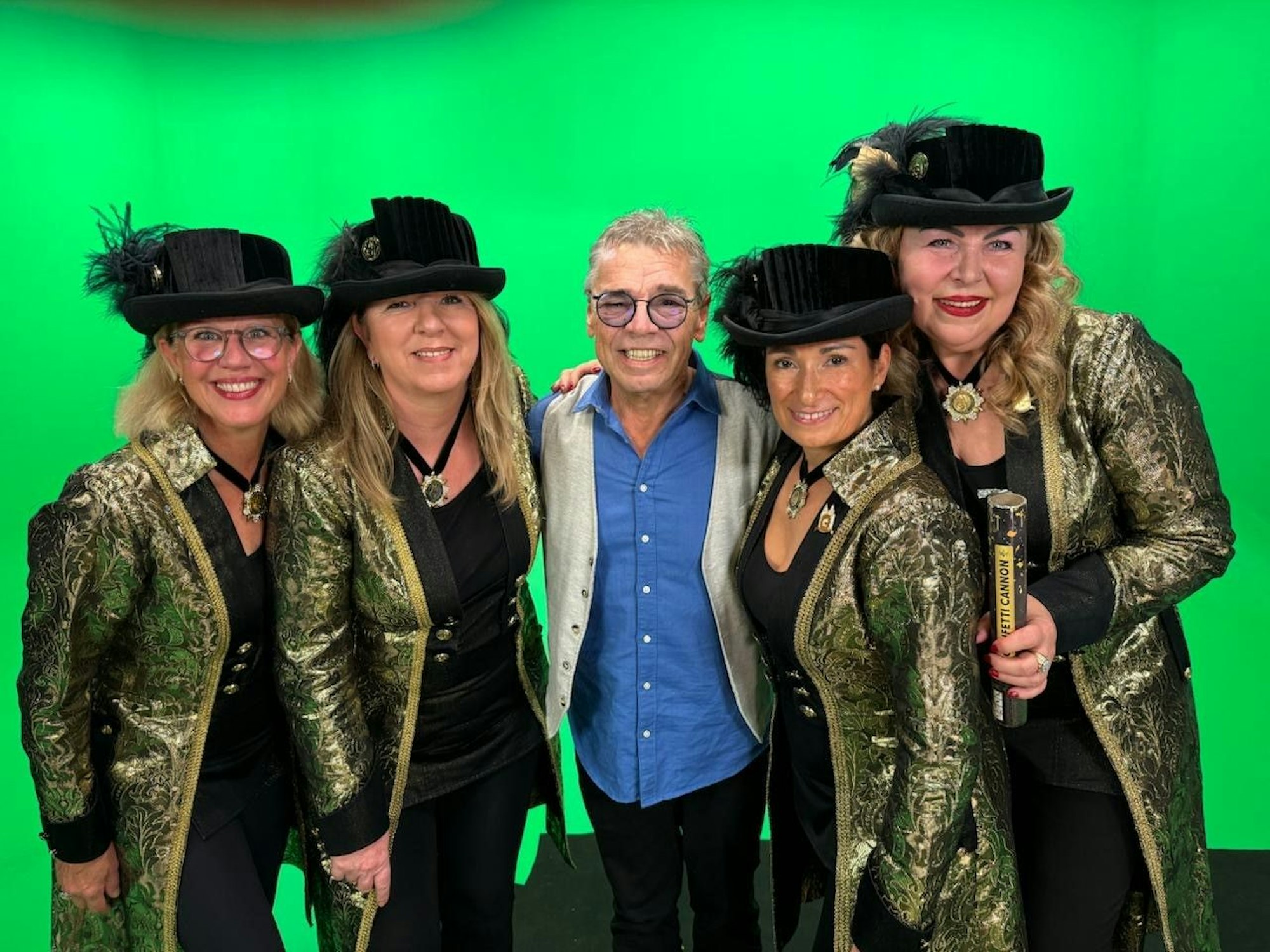 Micky Brühl mit vier Frauen der KG Goldmarie.