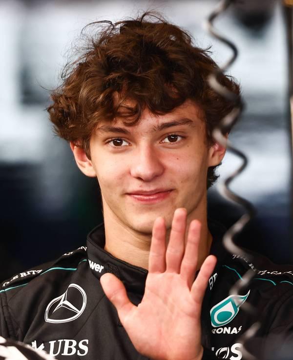 Kimi Antonelli winkt während einem Rennen den Zuschauern.