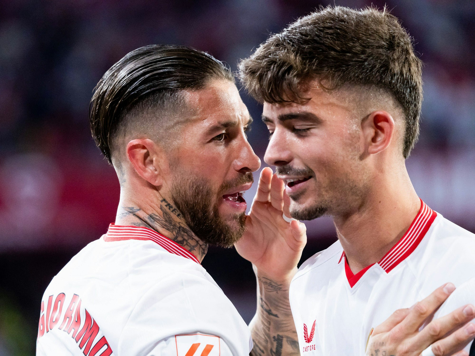 Sergio Ramos spricht auf dem Platz mit Kike Salas.