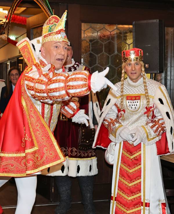 Prinz René der I. beim Bierdeckelweitwurf im Brauhaus.