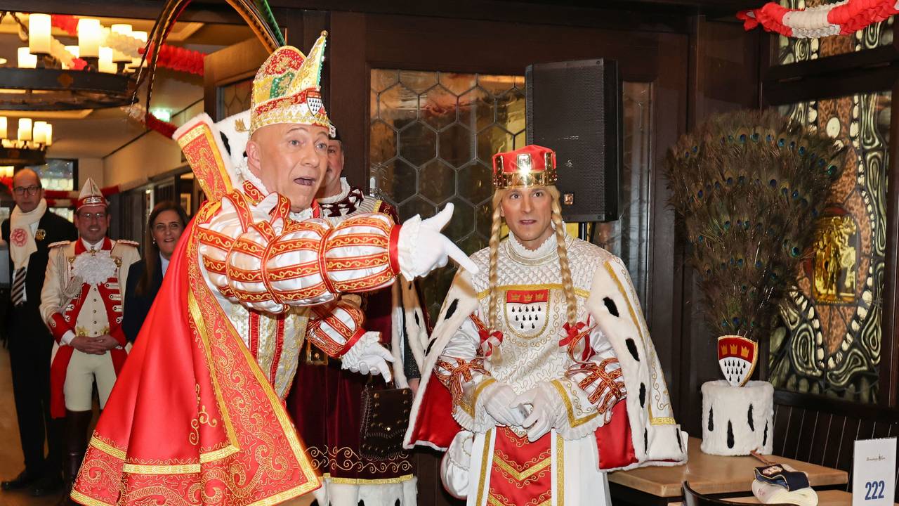 Prinz René der I. beim Bierdeckelweitwurf im Brauhaus.