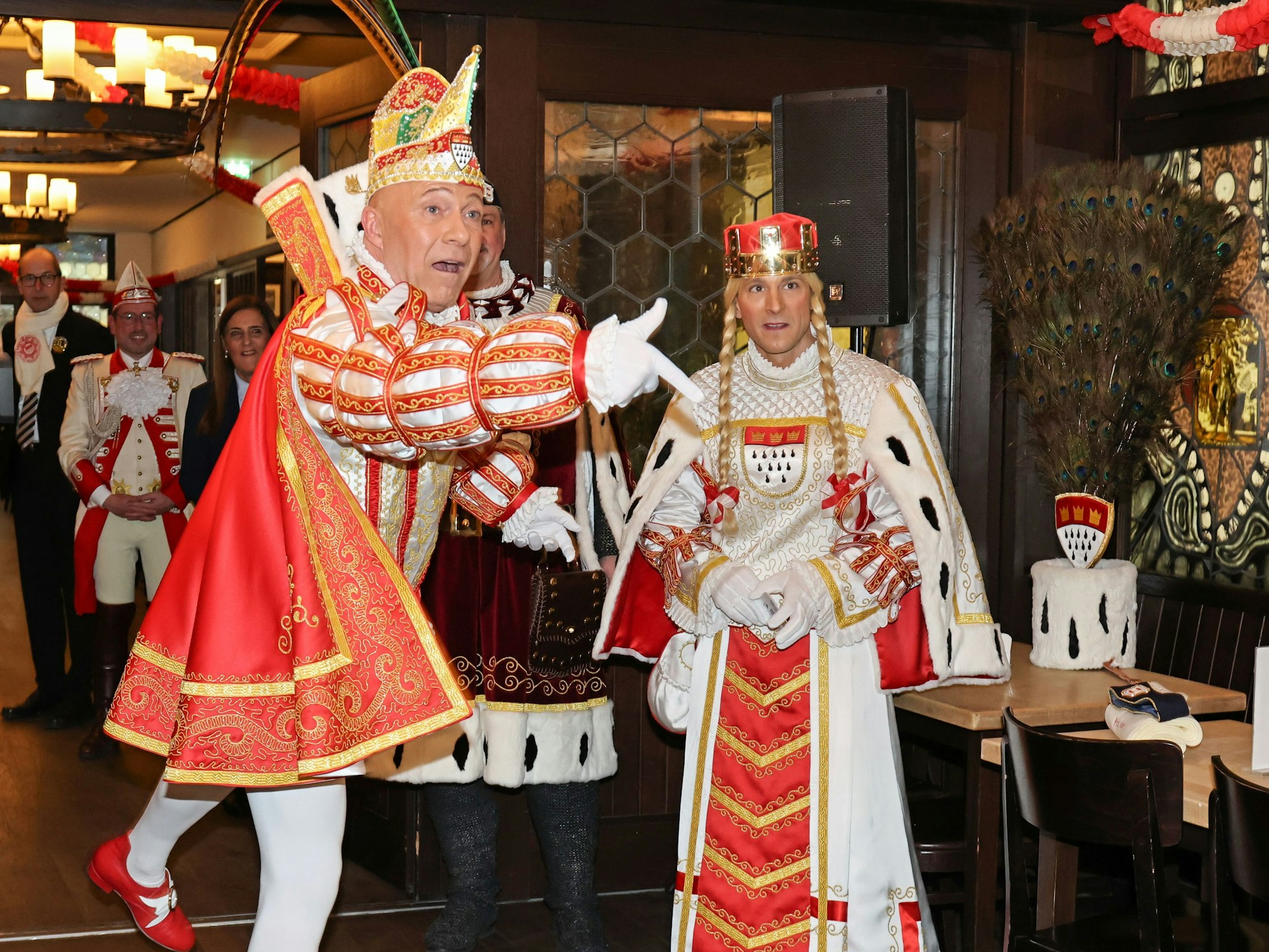 Prinz René der I. beim Bierdeckelweitwurf im Brauhaus.