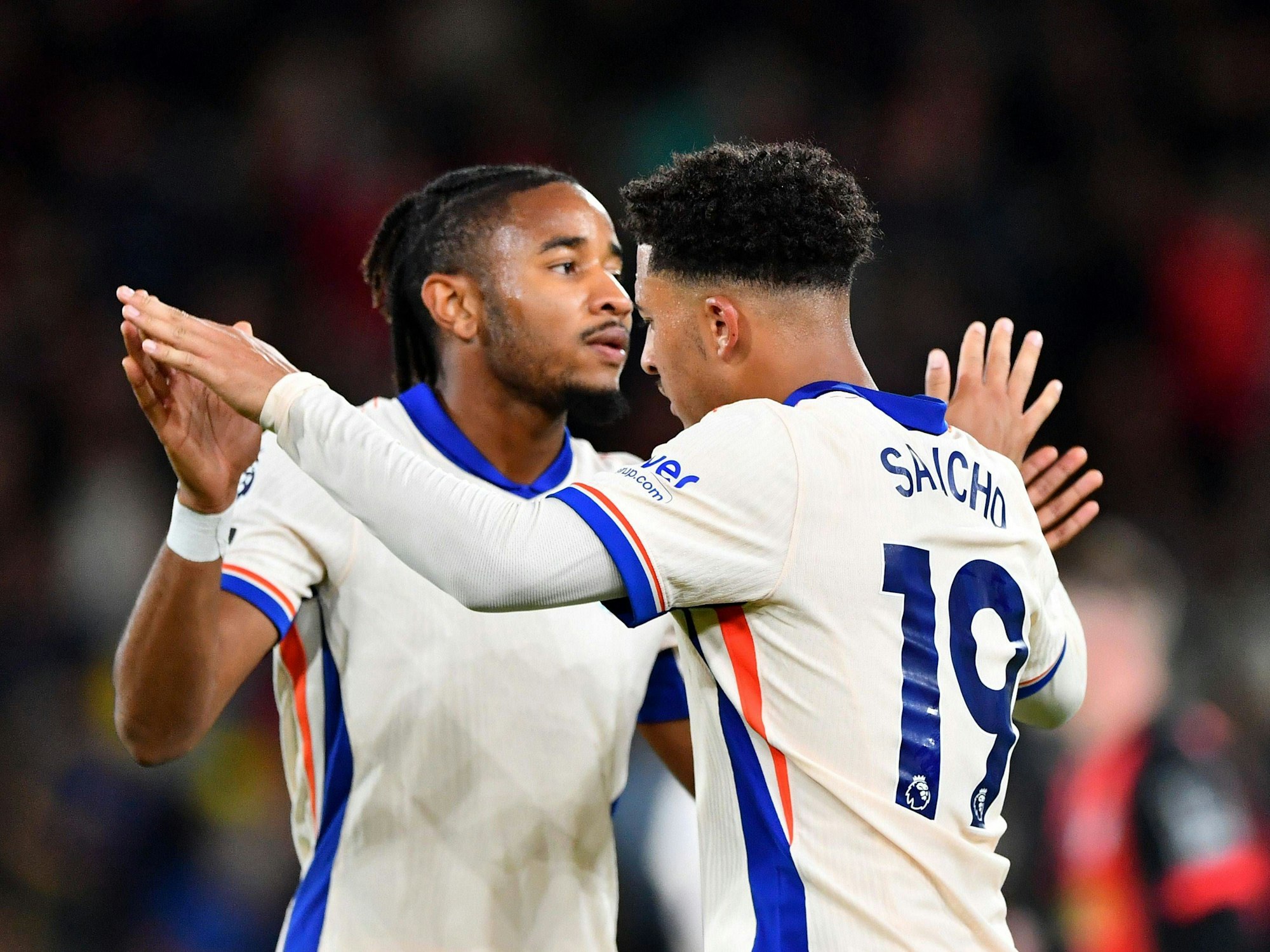 Christopher Nkunku und Jadon Sancho klatschen ab.