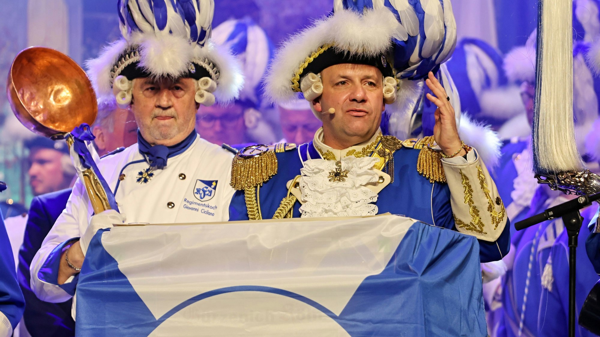 Björn Griesemann von den Blauen Funken am Rednerpult.