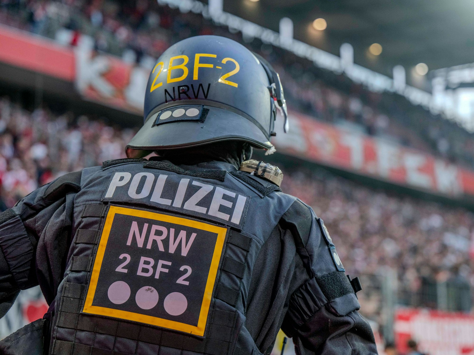 Ein Polizist aus NRW am 22. Oktober 2023 im Rhein-Energie-Stadion bei dem Hochrisiko-Spiel zwischen dem 1. FC Köln und Borussia Mönchengladbach.