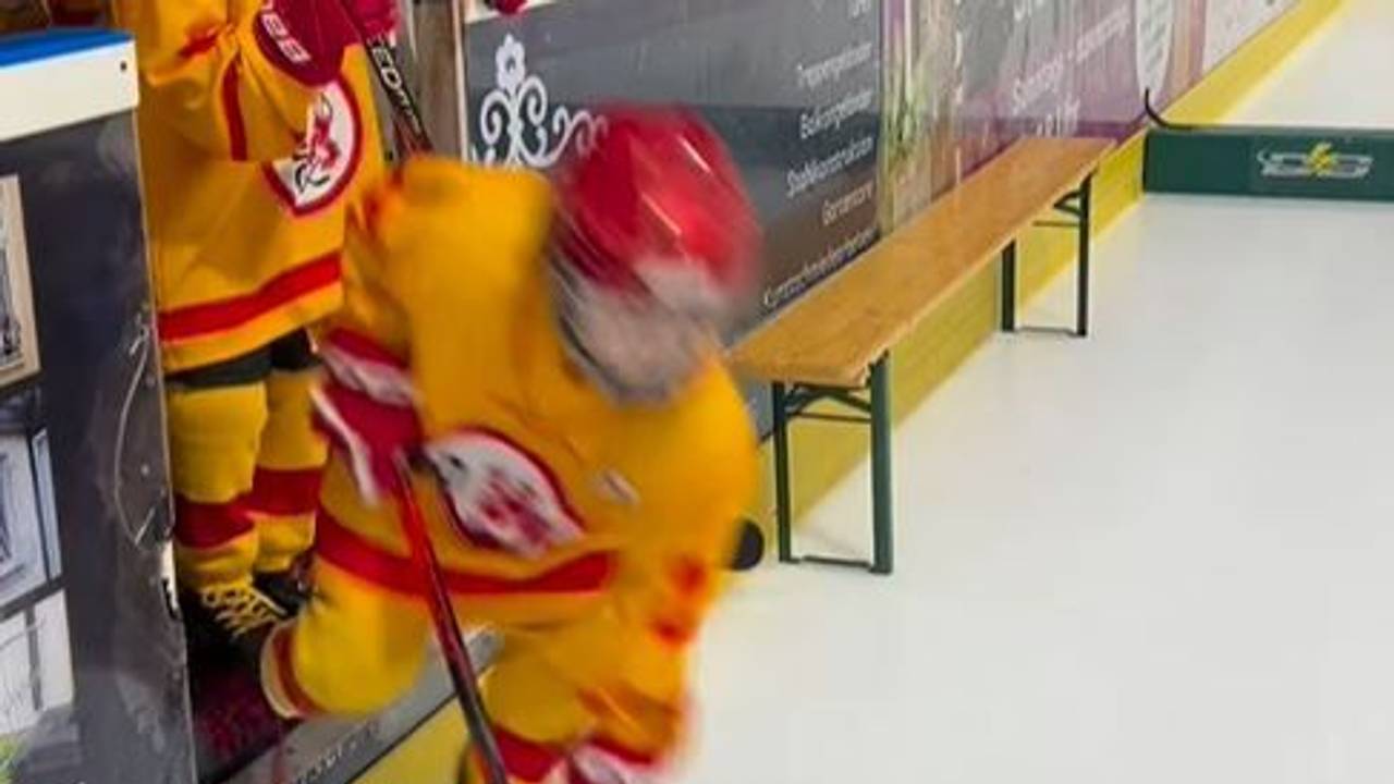 Ein U7-Spieler der DEG fällt beim Gang auf das Eis.
