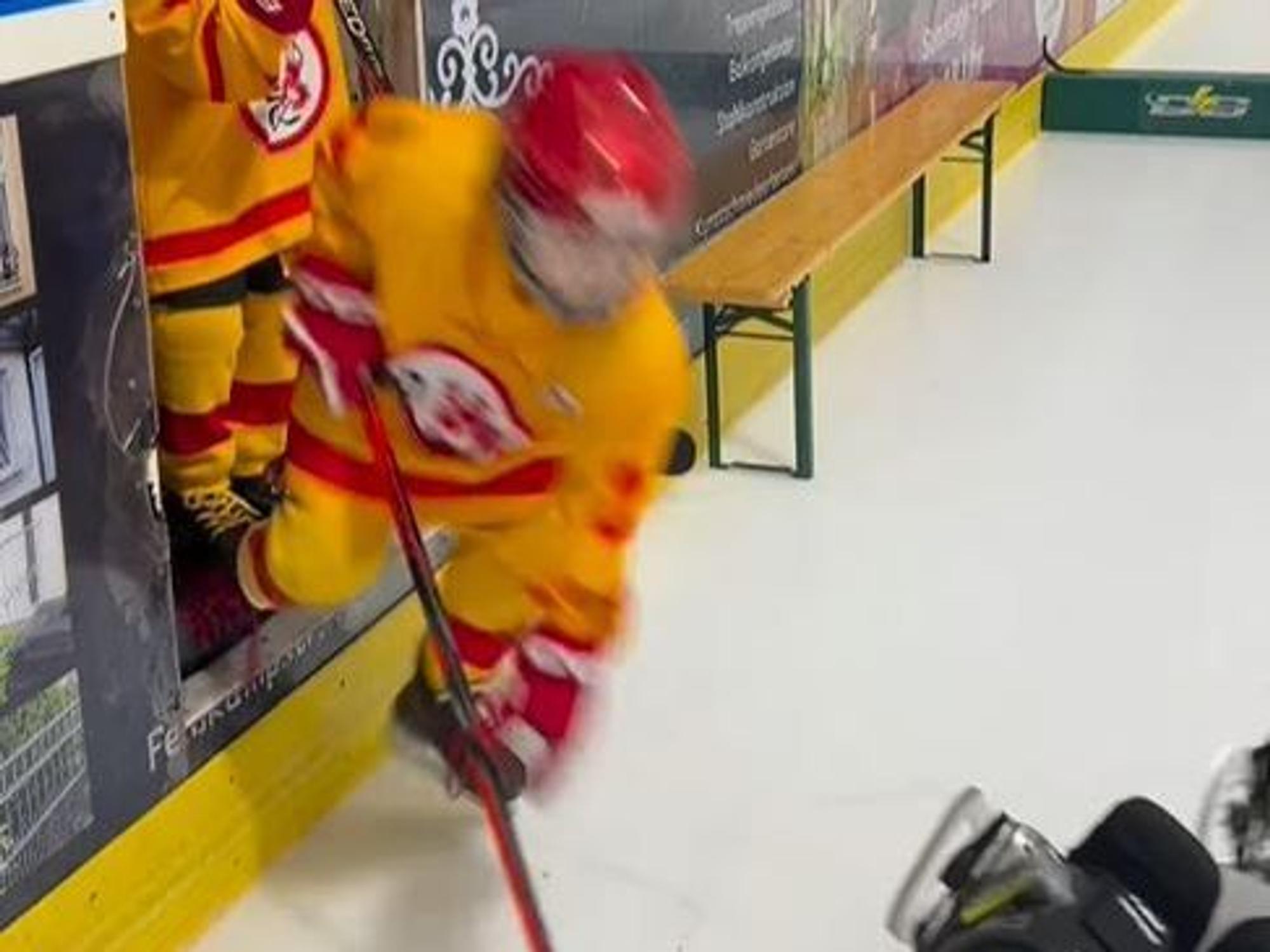 Ein U7-Spieler der DEG fällt beim Gang auf das Eis.