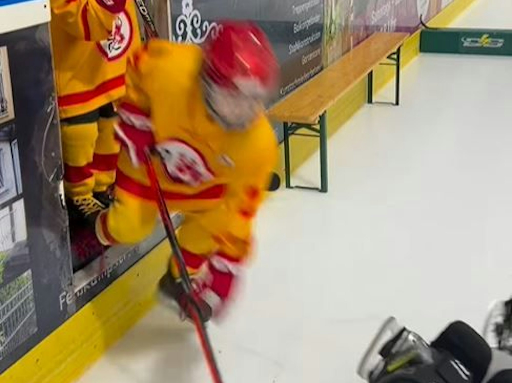 Ein U7-Spieler der DEG fällt beim Gang auf das Eis.