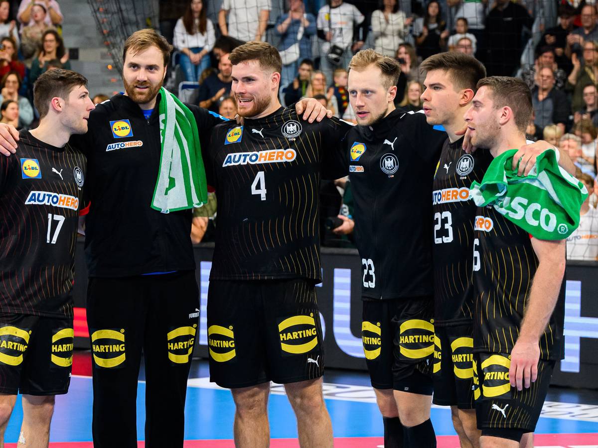 Deutschlands Spieler Lukas Zerbe (l-r), Torhüter Andreas Wolff, Johannes Golla, Luca Witzke, Renars Uscins und Lukas Mertens jubeln nach dem Spiel.