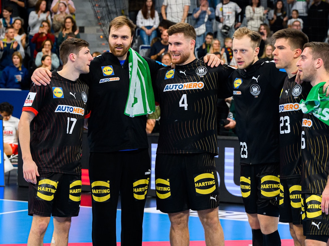 Deutschlands Spieler Lukas Zerbe (l-r), Torhüter Andreas Wolff, Johannes Golla, Luca Witzke, Renars Uscins und Lukas Mertens jubeln nach dem Spiel.