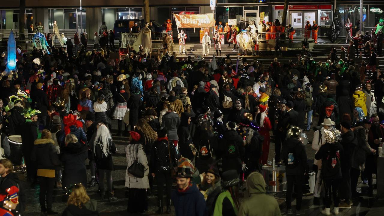 Der Geisterzug bei der Ausgabe 2024 in Köln-Mülheim. Auf dem Bild ist eine große Menschenmenge zu sehen.