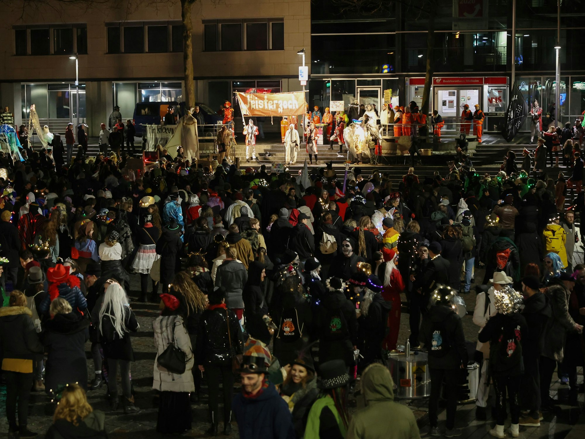 Der Geisterzug bei der Ausgabe 2024 in Köln-Mülheim. Auf dem Bild ist eine große Menschenmenge zu sehen.