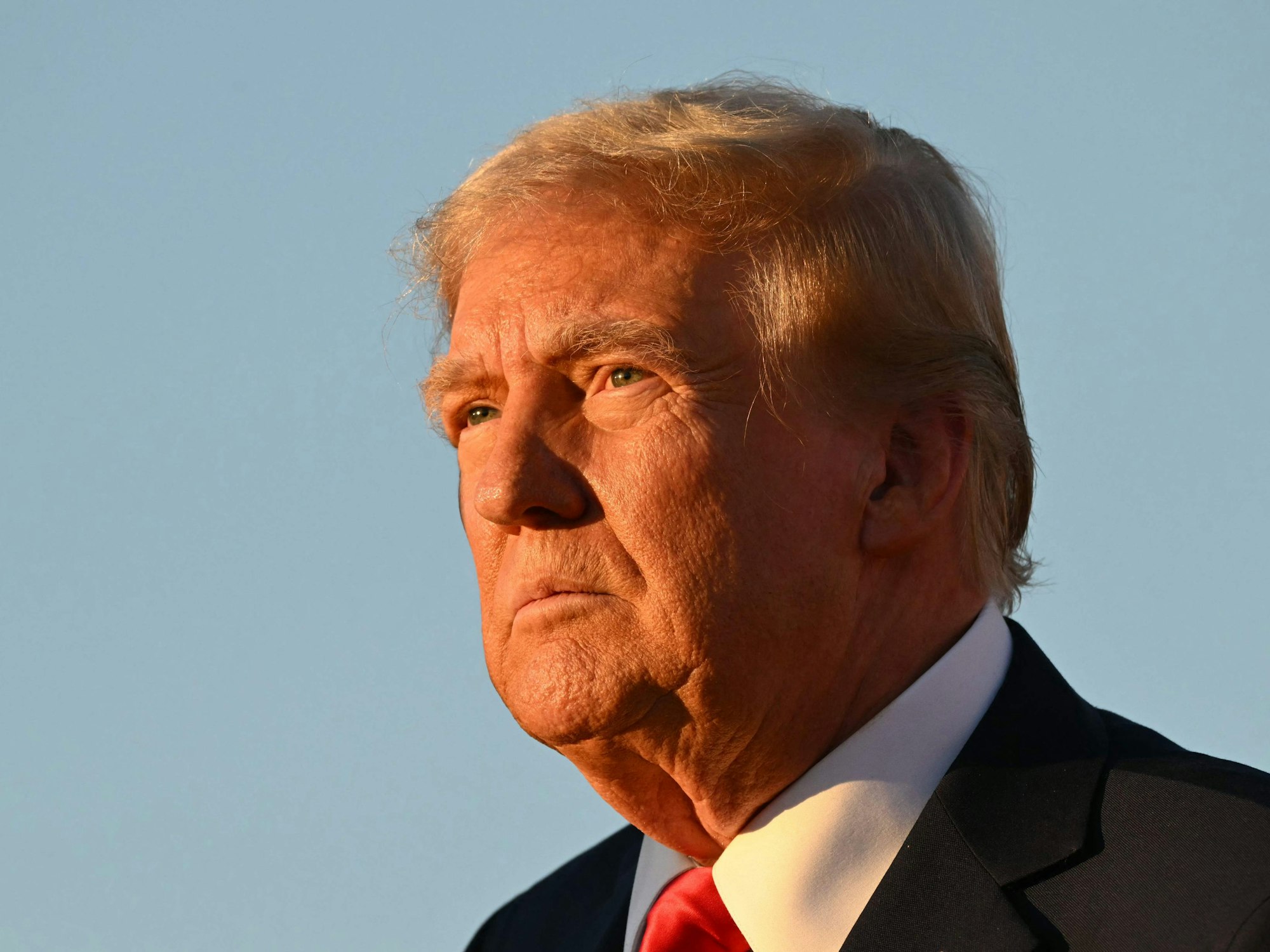 Donald Trumps Zollpläne (hier ist er am 5. Oktober in Butler zu sehen) schweben wie ein Damoklesschwert über Deutschland – sollte er sie tatsächlich umsetzen, wären schwere wirtschaftliche Schäden die Folge.