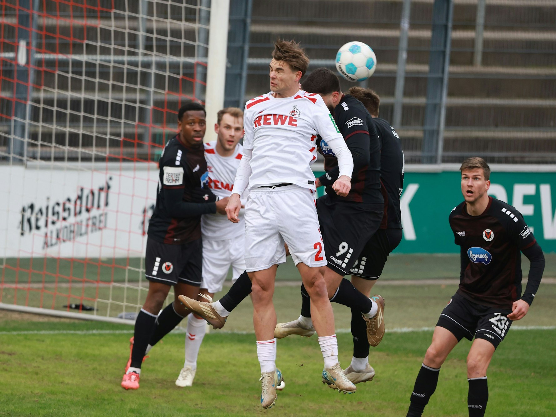 Testspiel im Franz-Kremer-Stadion, 1. FC Köln gegen Viktoria Köln, Mitte: Joel Schmied (1. FC Köln)