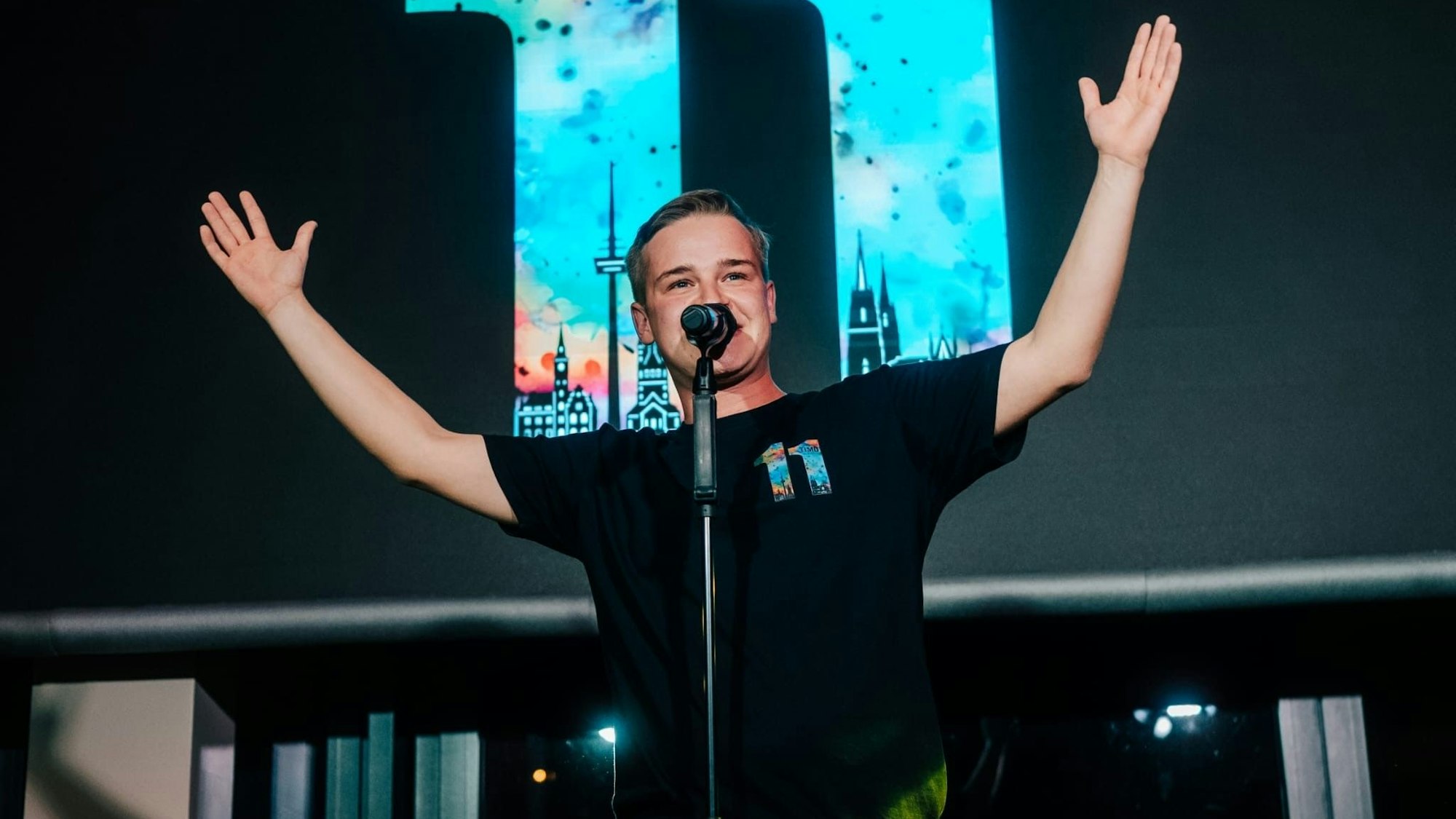 Timo Schwarzendahl steht auf der Bühne.