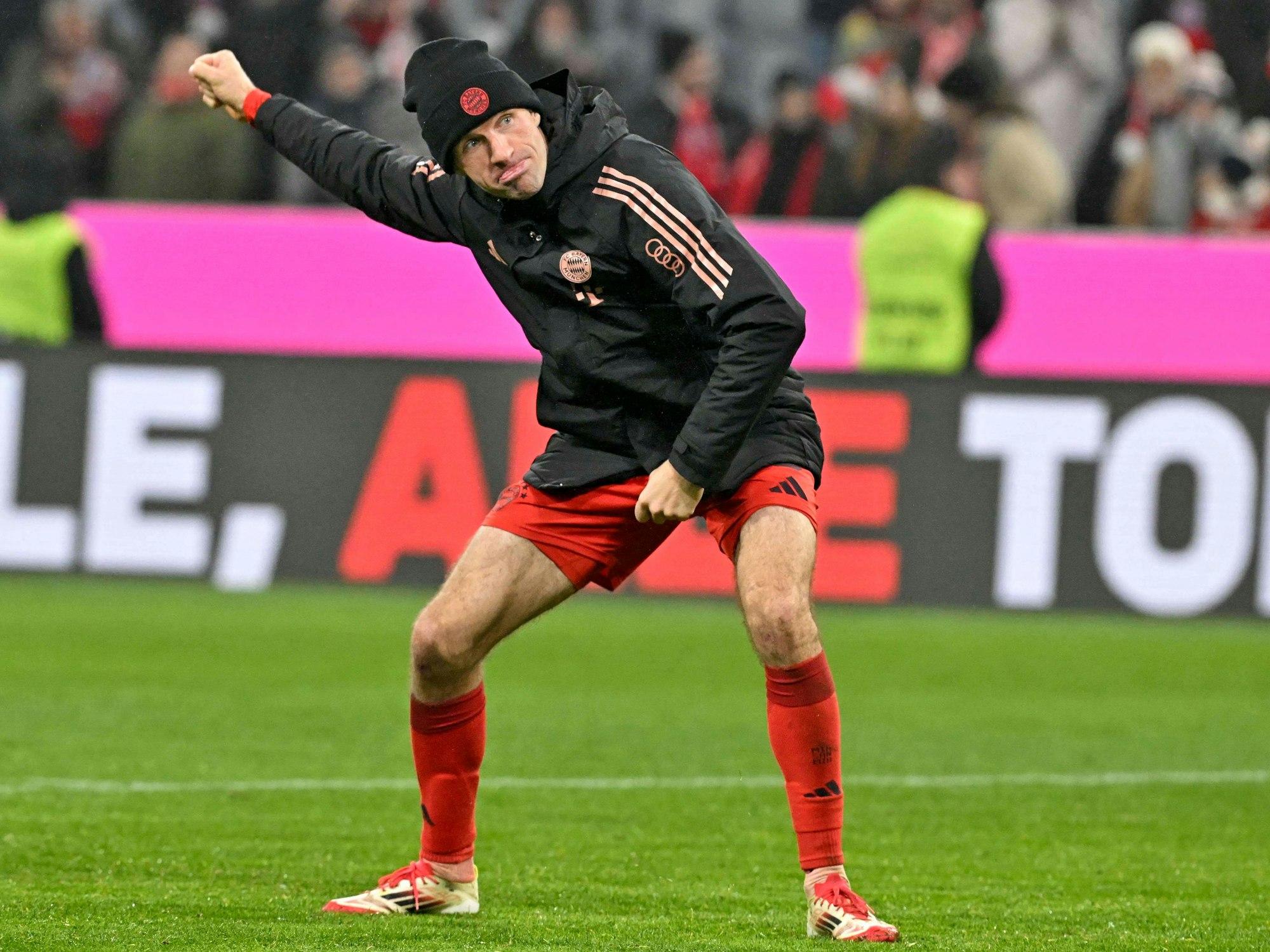 Bayern-Legende Thomas Müller feierte nach dem 5:0-Sieg gegen Hoffenheim am 15. Januar 2025 gemeinsam mit den Fans.
