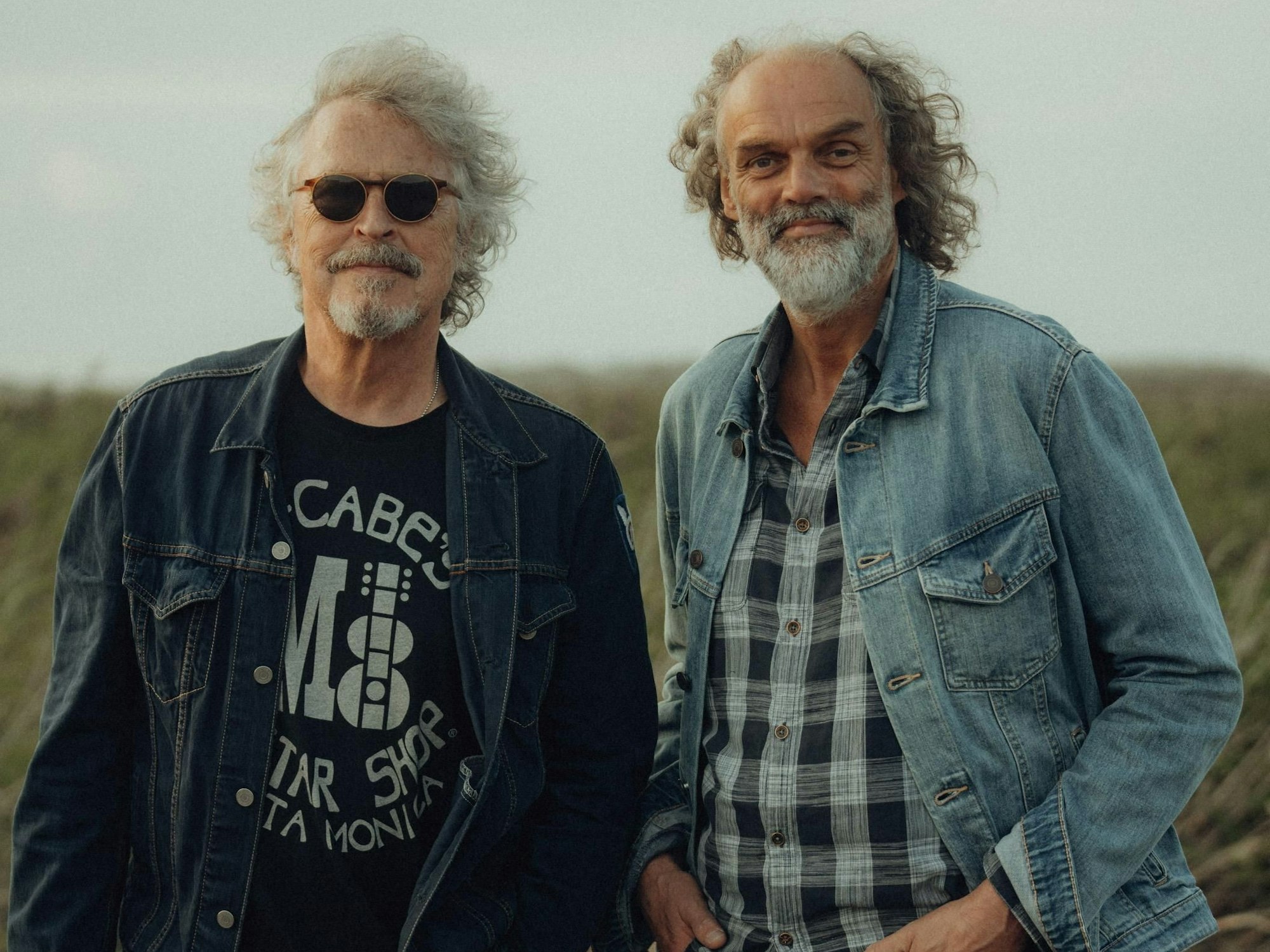 BAP-Sänger Wolfgang Niedecken (l) und Santiano-Mitglied Hans-Timm Hinrichsen, besser bekannt als Timsen, blicken in die Kamera.