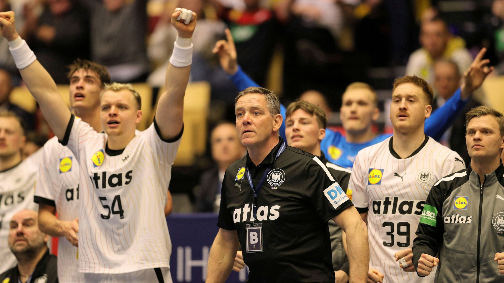 Das DHB-Team rund um Trainer Alfred Gislason feiert einen Treffer beim 35:28-Sieg gegen Polen am Mittwoch (15. Januar 2025) beim Auftakt in die Handball-WM.