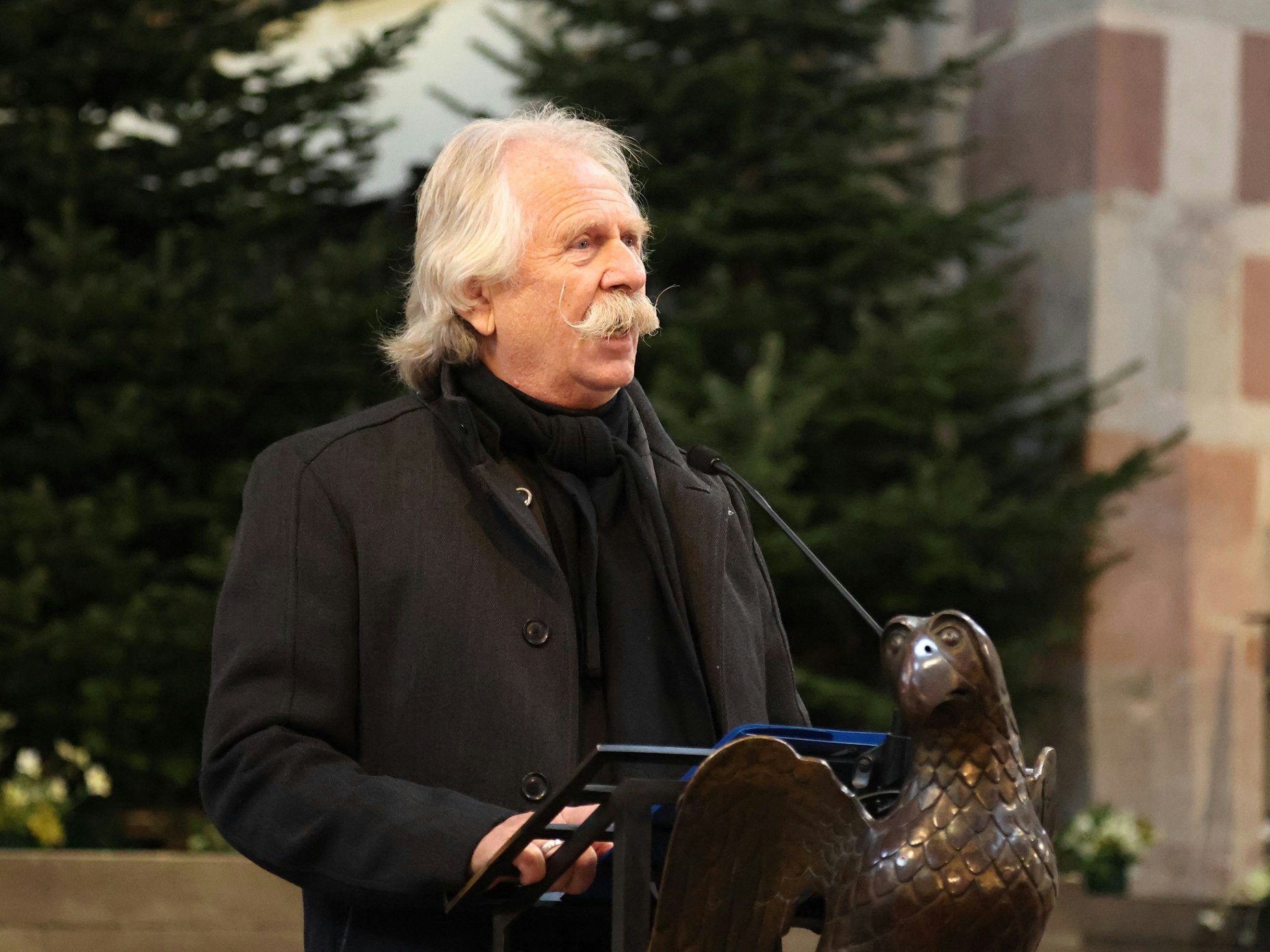 Henning Krautmacher hält eine Rede in der Kirche.