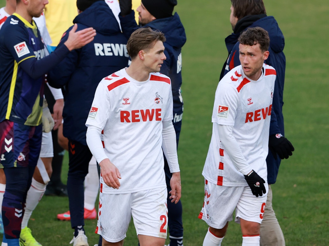 Luca Waldschmidt beim Testspiel gegen Viktoria Köln im Gespräch mit Neuzugang Joel Schmied.