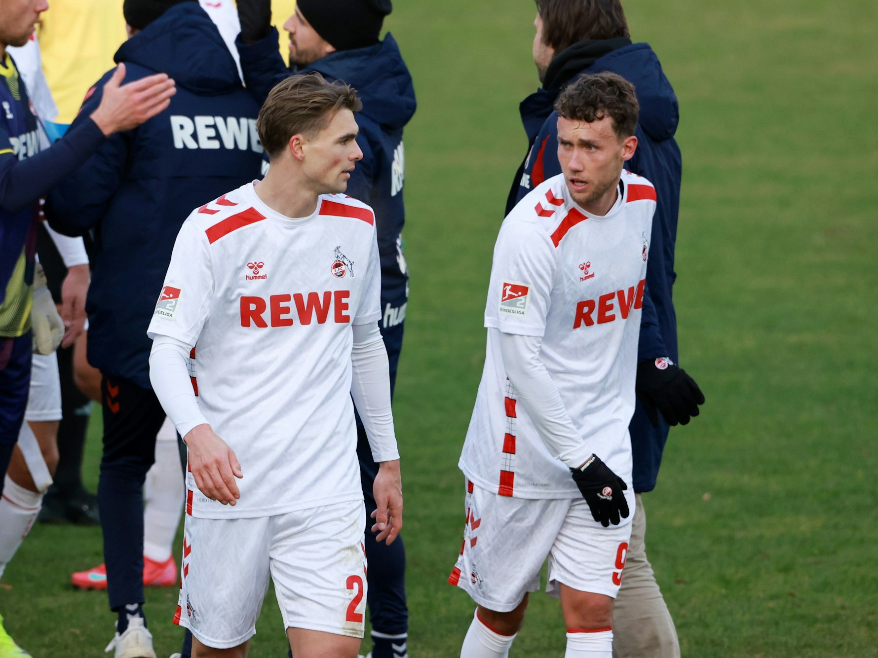 Luca Waldschmidt beim Testspiel gegen Viktoria Köln im Gespräch mit Neuzugang Joel Schmied.