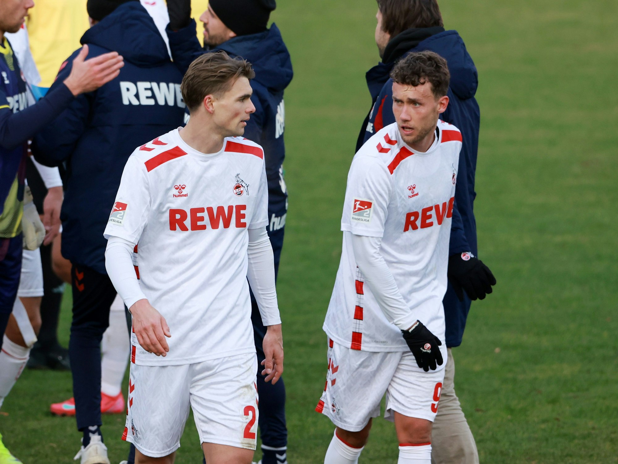 Luca Waldschmidt beim Testspiel gegen Viktoria Köln im Gespräch mit Neuzugang Joel Schmied.
