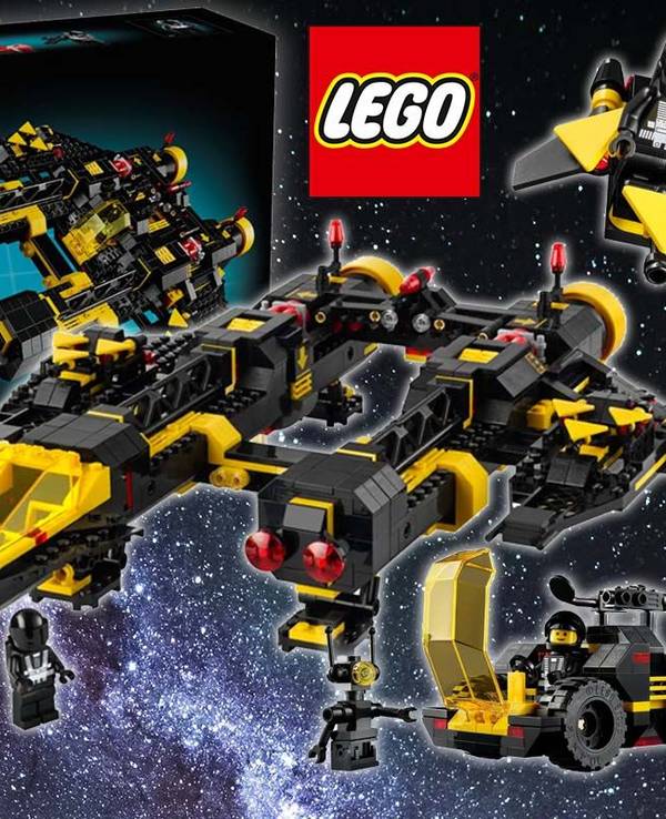 Das Modell Raumschiff LEGO Icons 10355 Blacktron Renegade mit Zubehör und mit Produktverpackung vor einem Bild im Weltraum mit vielen Sternen und Galaxien.