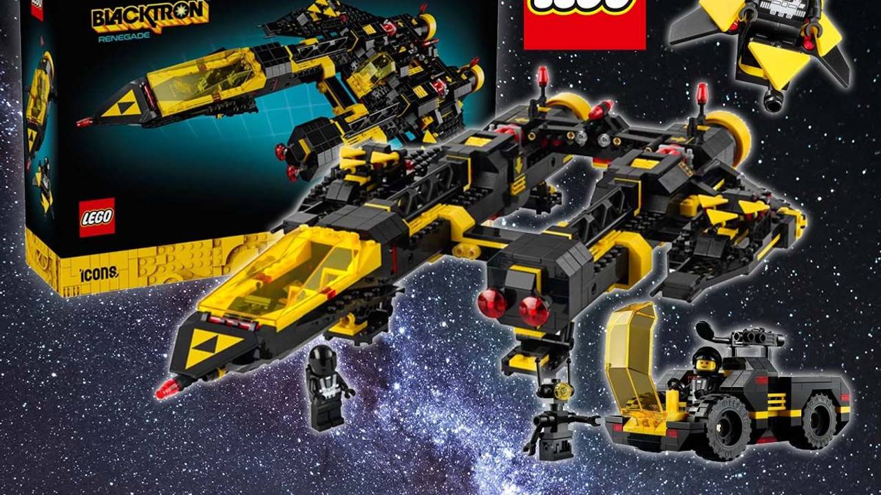 Das Modell Raumschiff LEGO Icons 10355 Blacktron Renegade mit Zubehör und mit Produktverpackung vor einem Bild im Weltraum mit vielen Sternen und Galaxien.