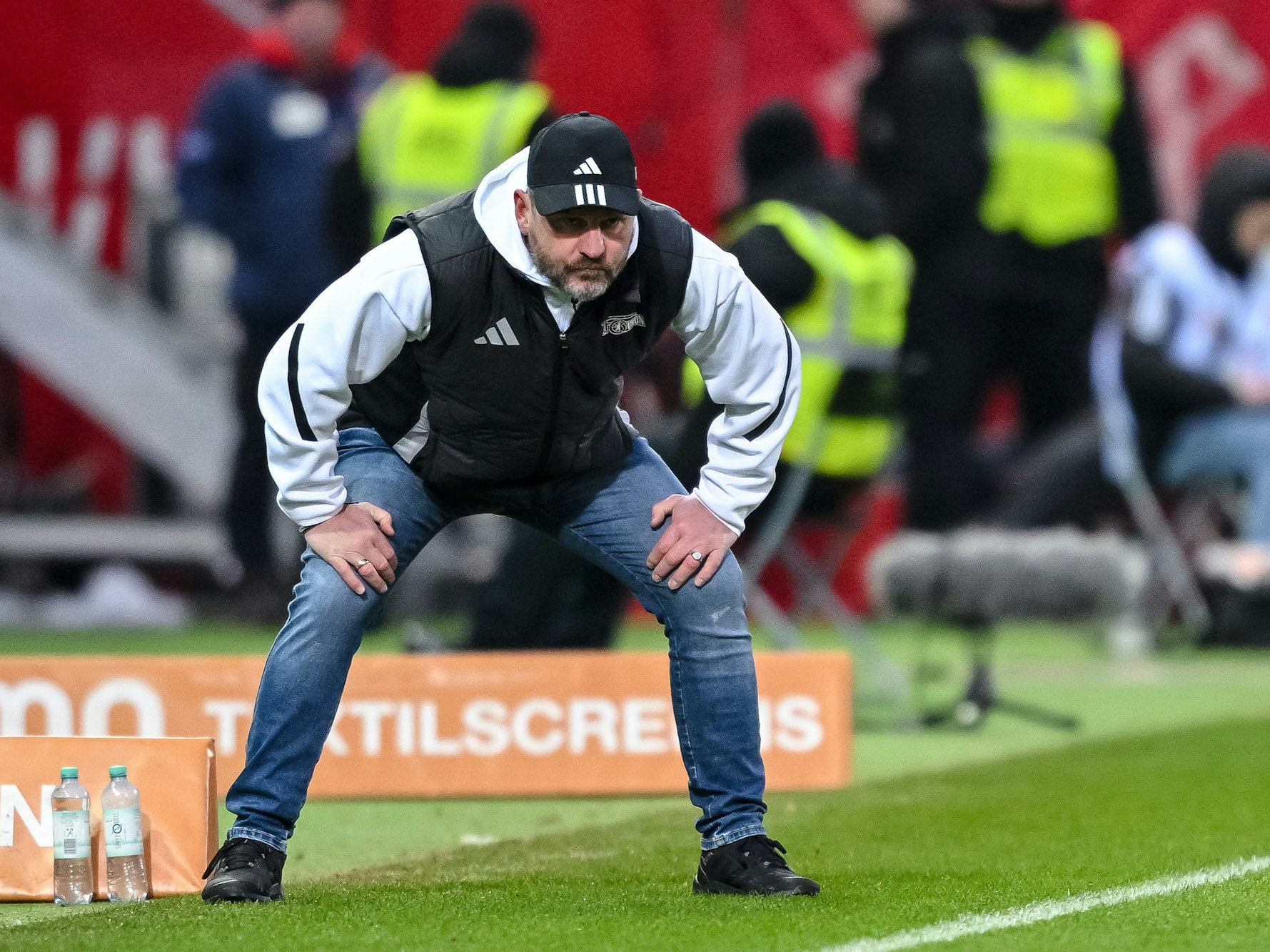 Union Berlins Trainer Steffen Baumgart beobachtet das Spiel.