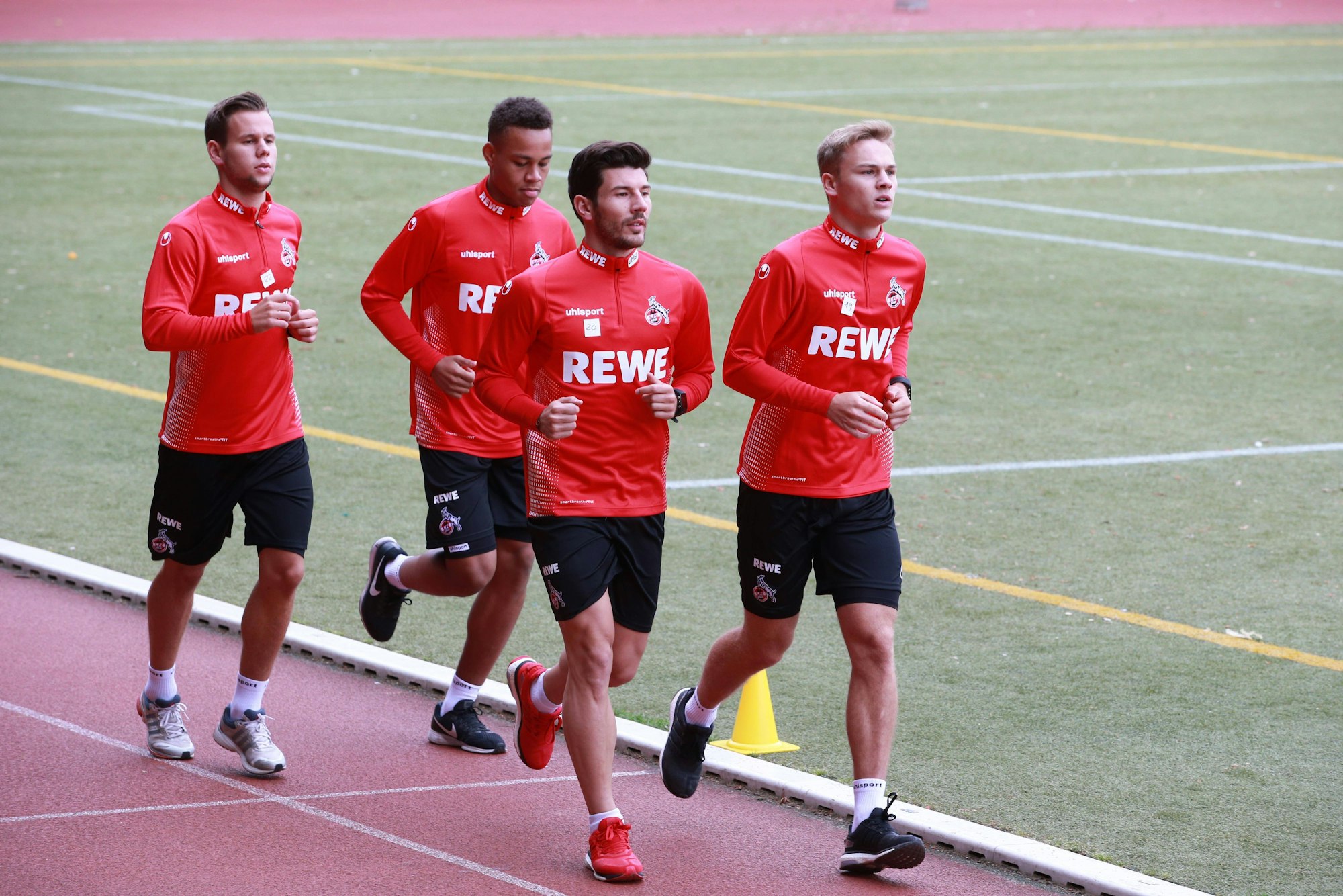 Die ehemaligen FC-Spieler Milos Jojic (v.l.), Tim Handwerker (v.r.), Louis Schaub (h.l.) und Nikolas Nartey (h.r.) am 25. Juli 2018 beim Trainingsauftakt der Geißböcke.