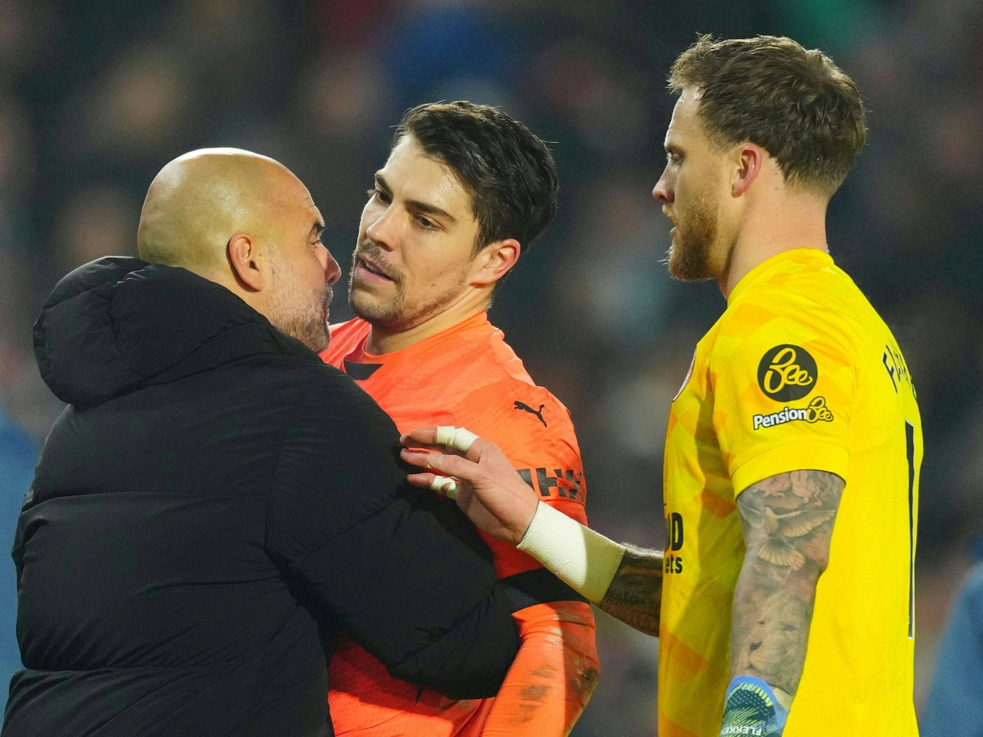 Pep Guardiola umarmt Stefan Ortega und spricht auf ihn ein.