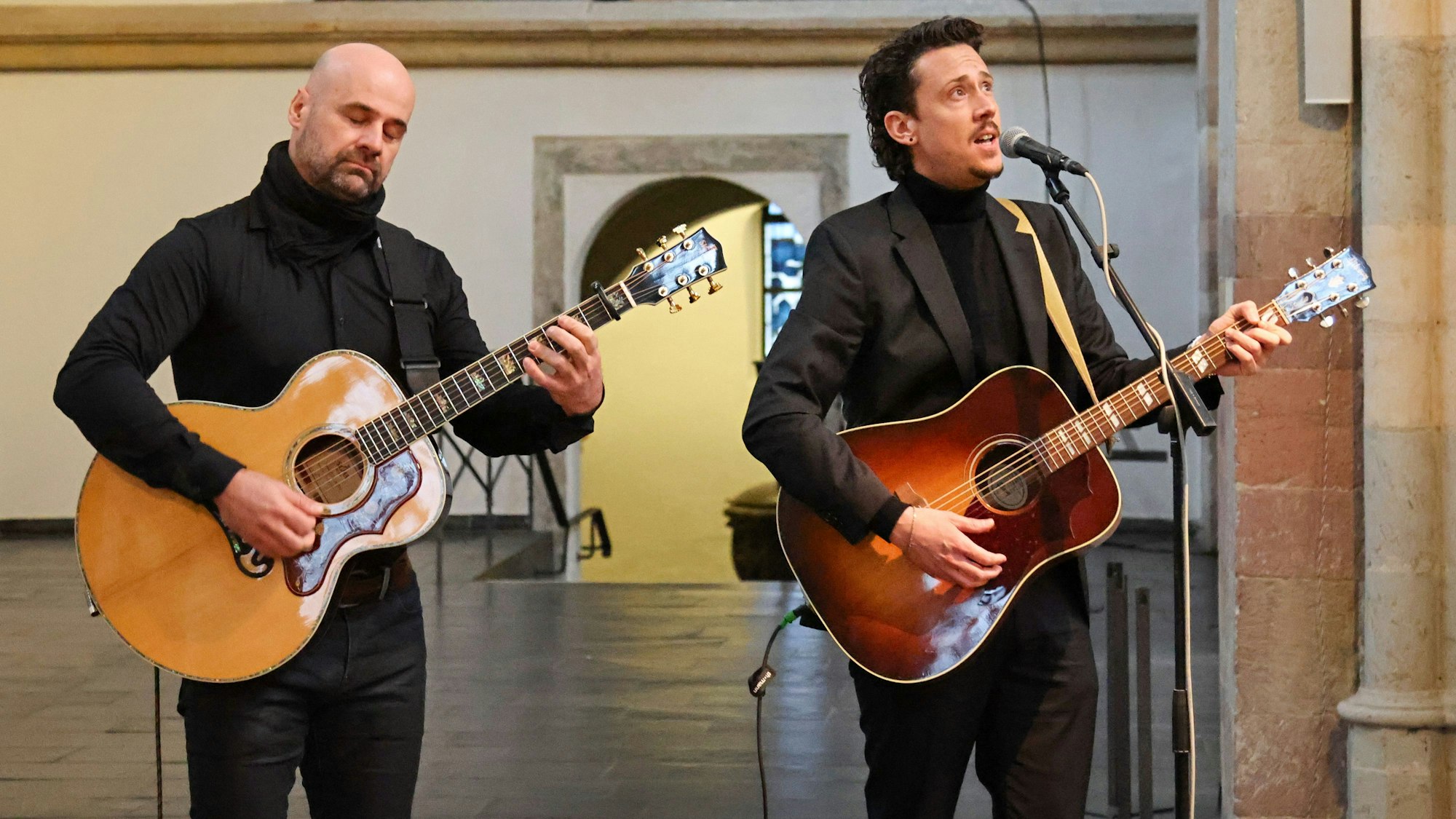 Manuel Sauer und Michael Brettner spielen in der Kirche.