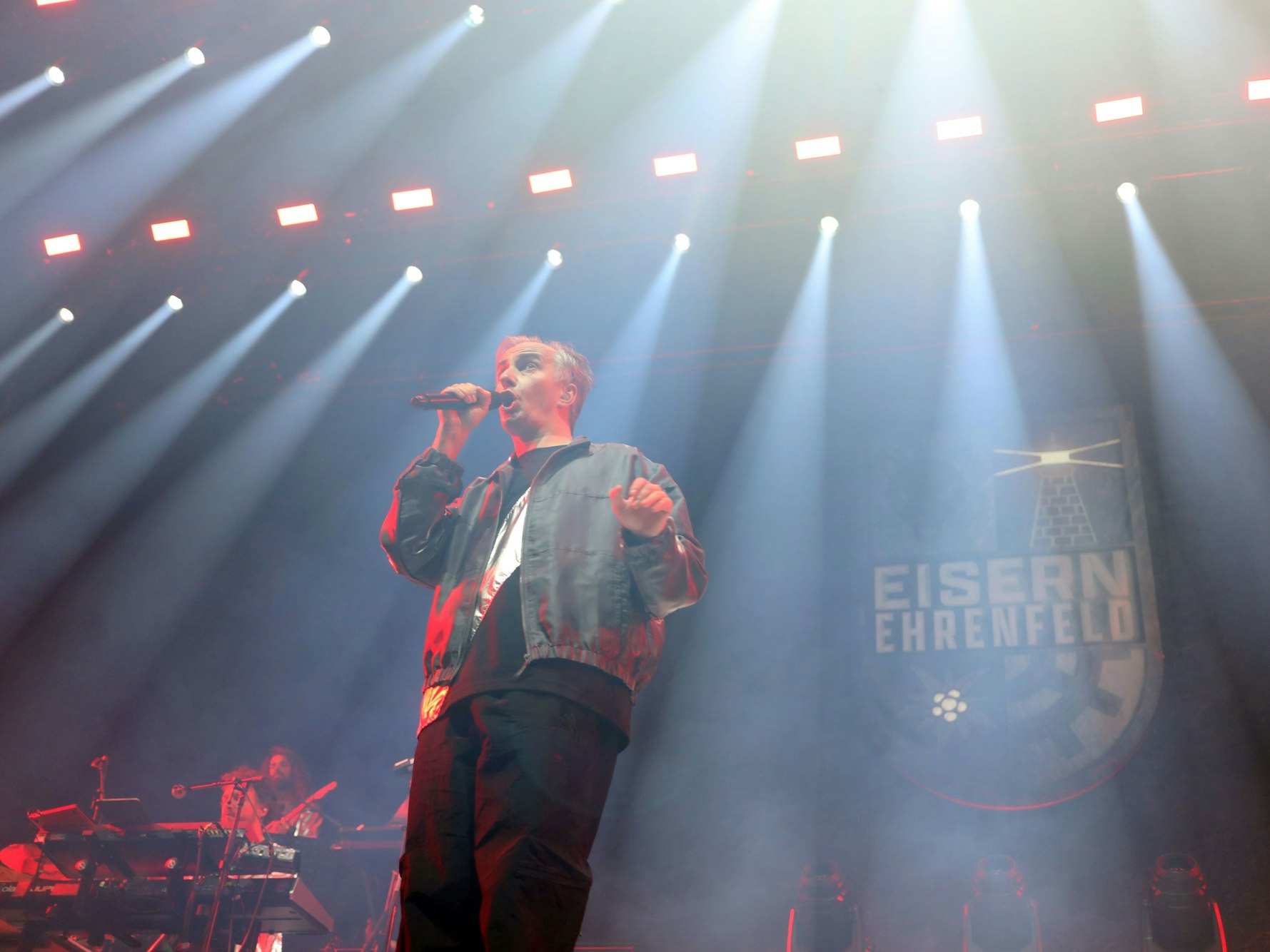 Jan Böhmermann auf der Bühne.