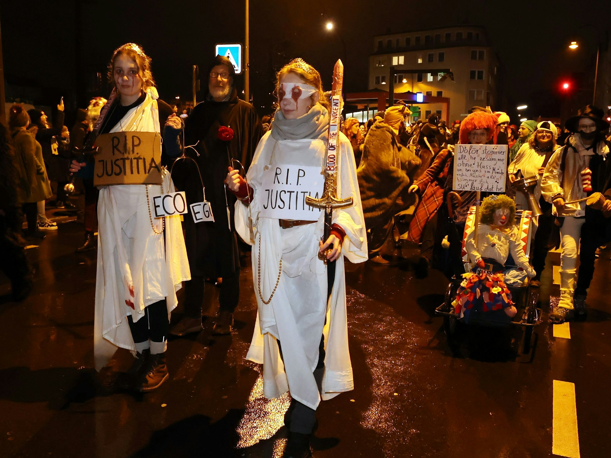 Verkleidete Menschen beim Geisterzug 2024 in Köln-Mülheim.